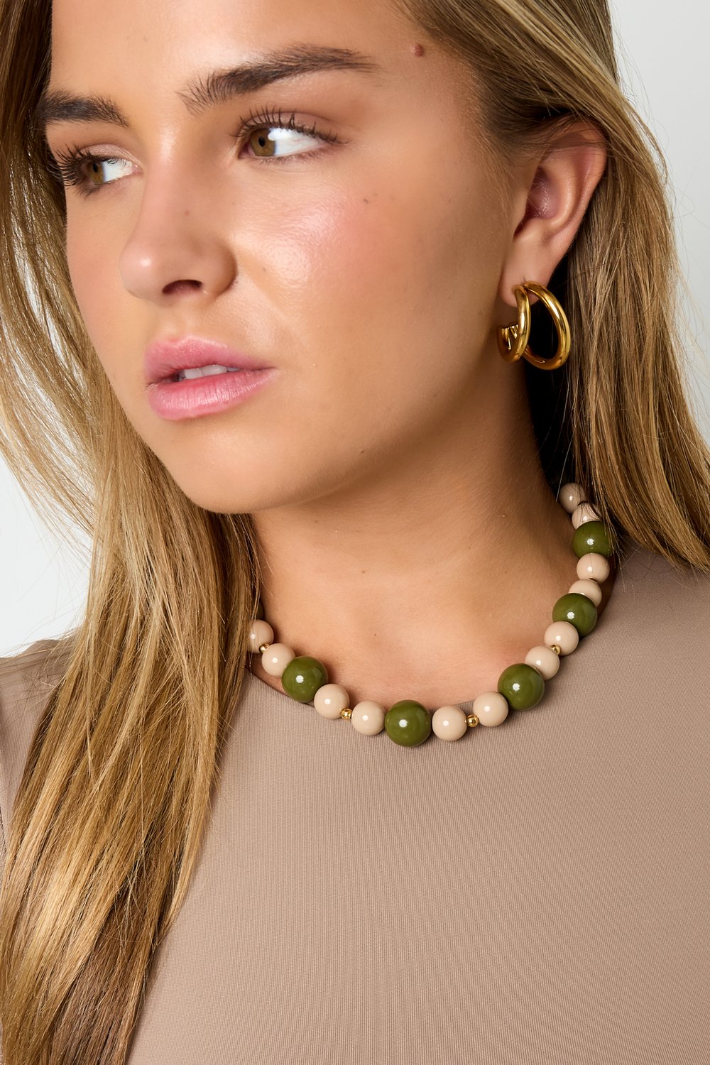 Collier avec des perles de différentes tailles Image4