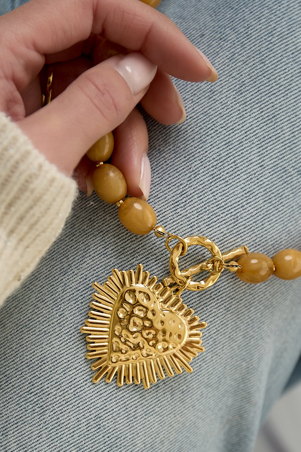 Bead necklace with front closure charm Picture2