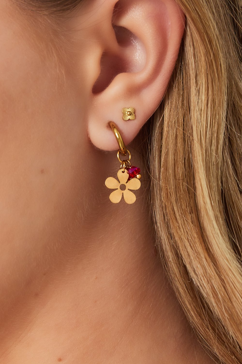 Pendientes colgantes de acero inoxidable con diseño de flores para uso diario. Imagen2