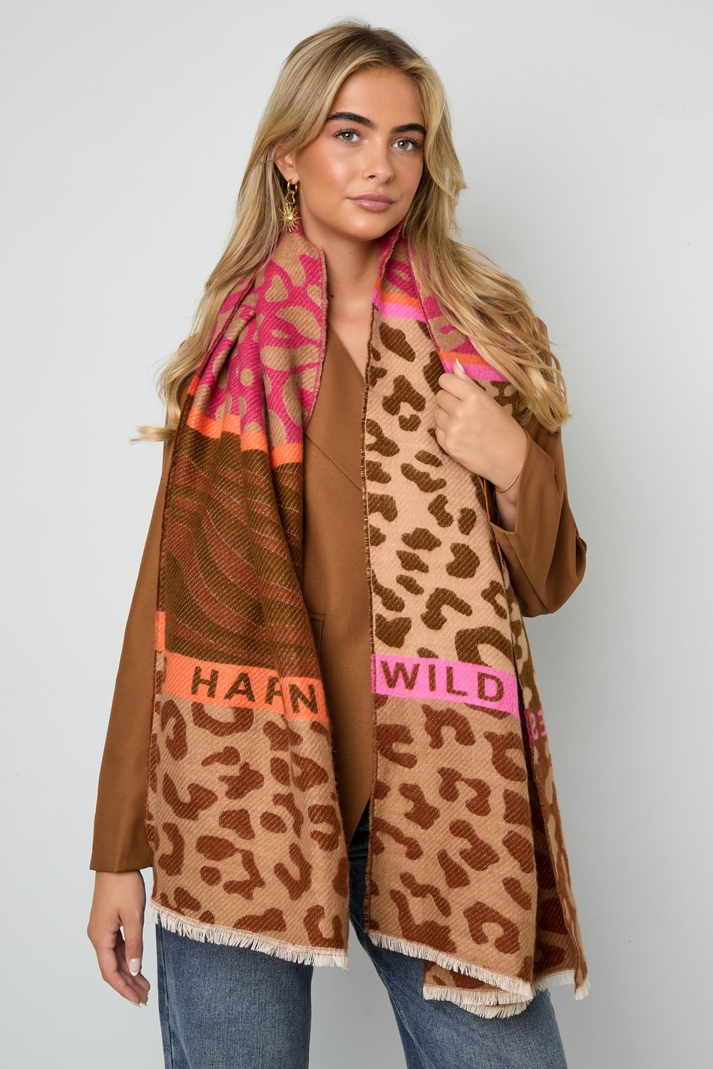 Striking scarf with prints and text Picture3