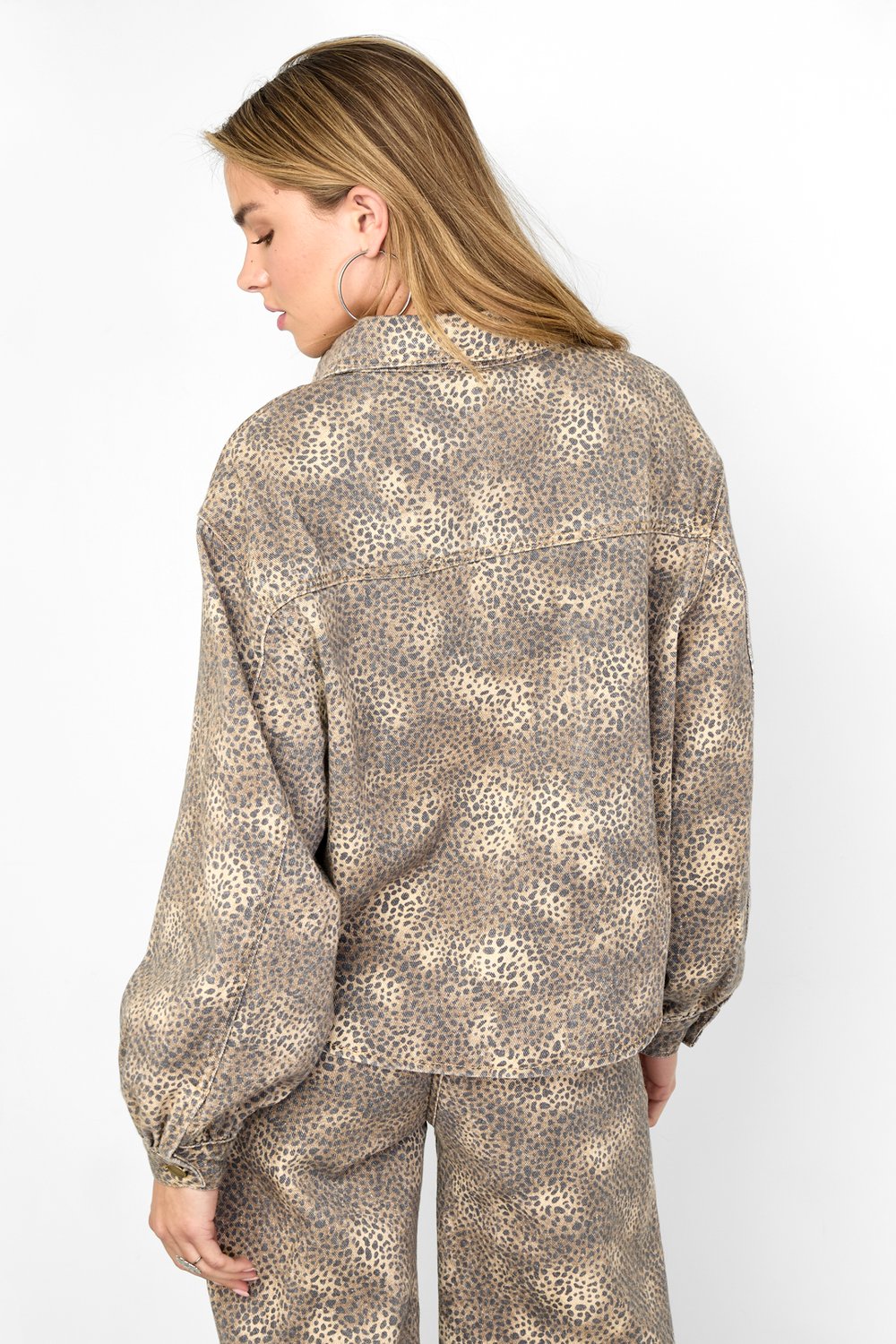 Kovboy kızı ve leopar desenli kot pantolonlara bayılıyor. h5Resim14