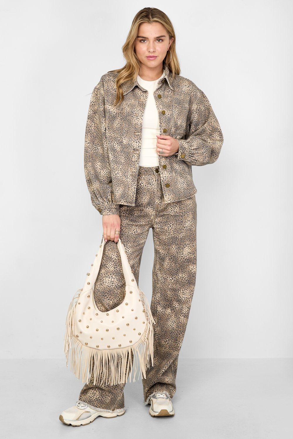 Kovboy kızı ve leopar desenli kot pantolonlara bayılıyor. h5Resim8