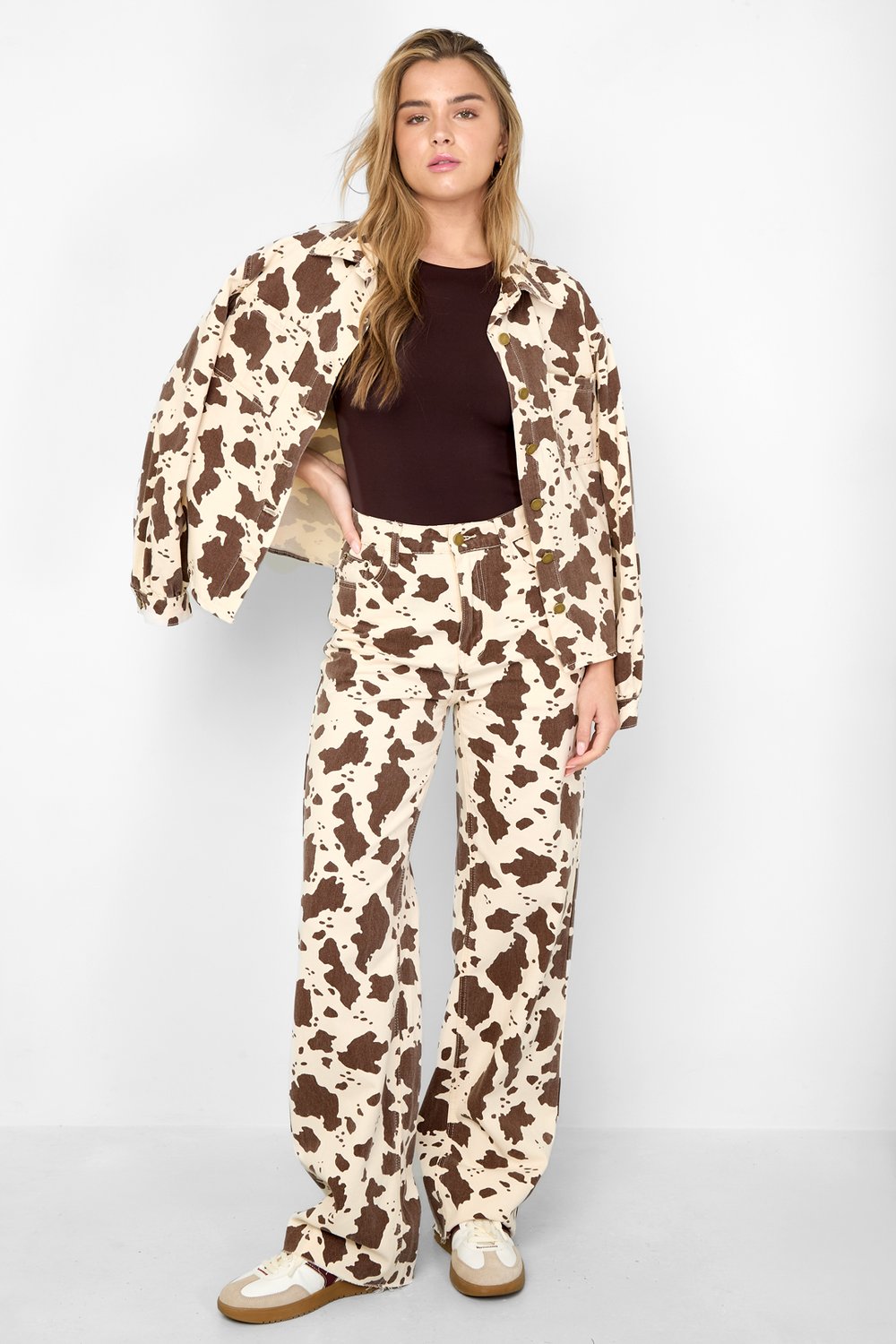 Kovboy kızı ve leopar desenli kot pantolonlara bayılıyor. h5Resim10