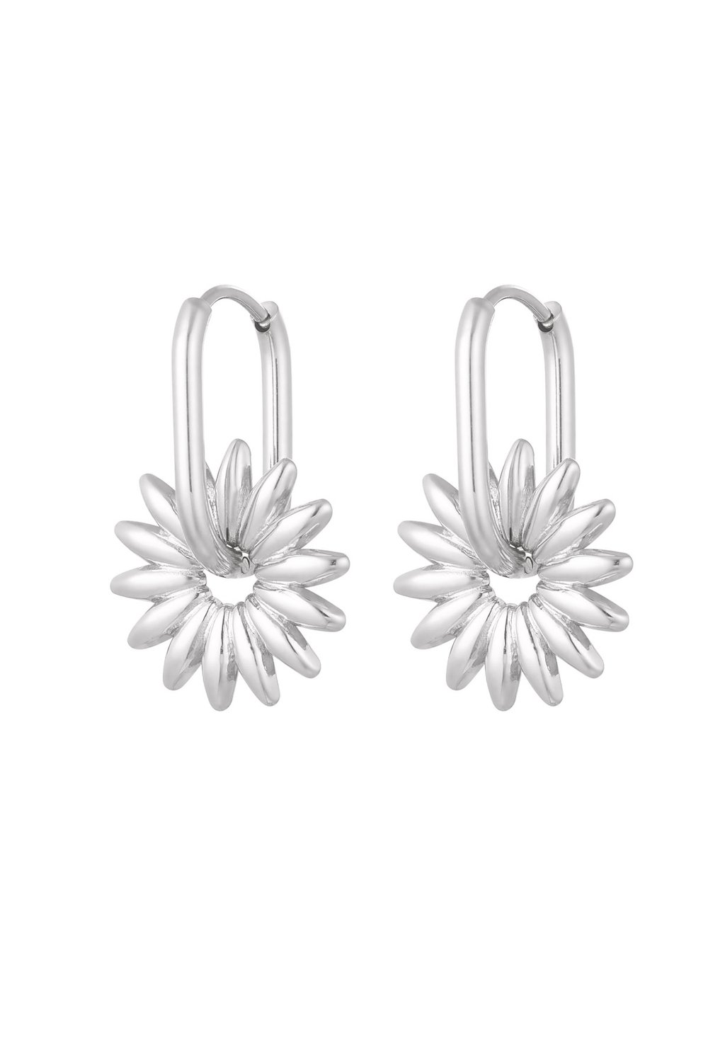 elongated earrings with flower 