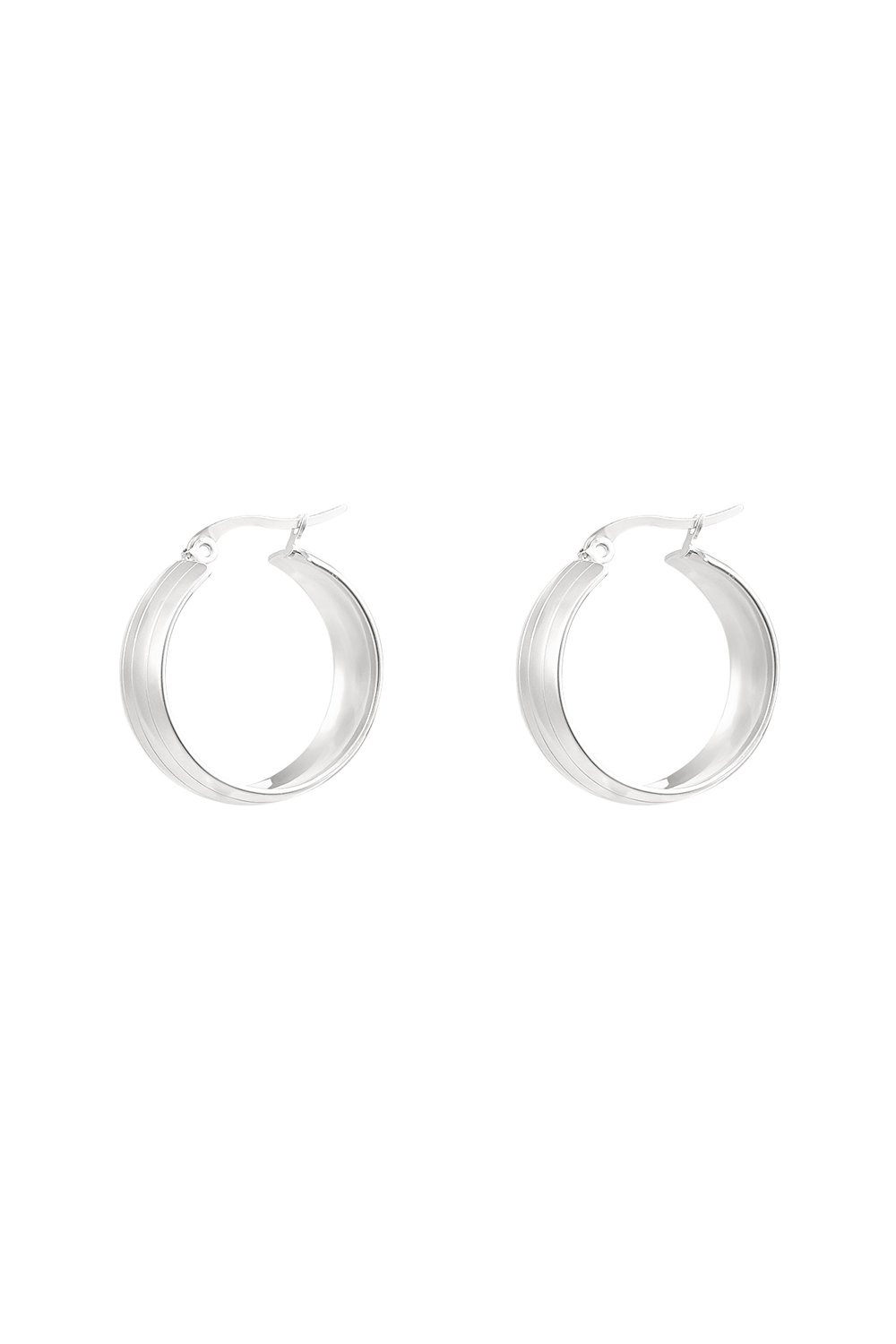 round earrings with small structure