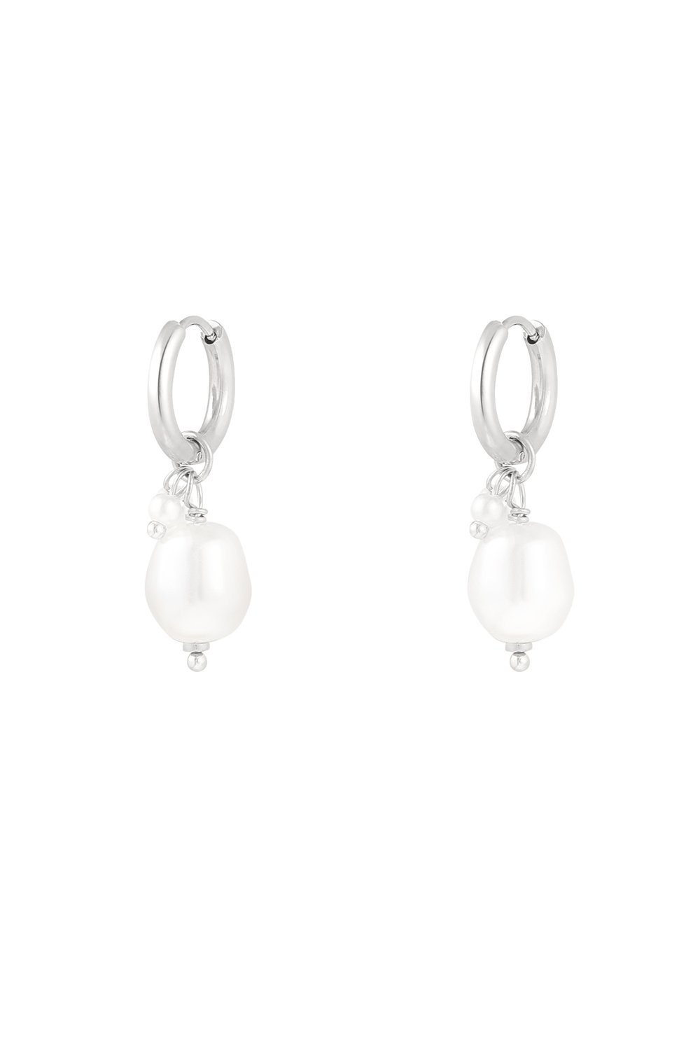 simple earring with large and small pearl