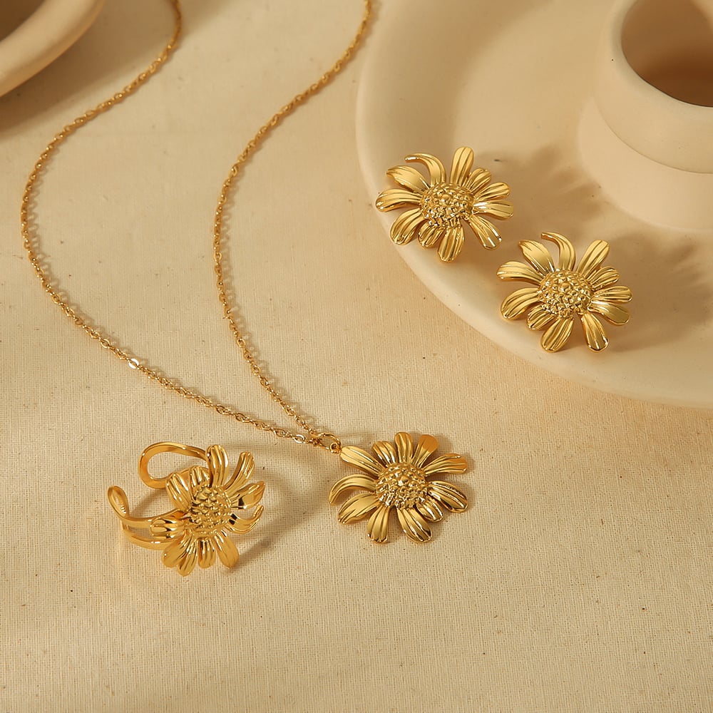 1 piece of elegant and fashionable  gold-plated stainless steel flower daisy pendant necklace for women for daily wear