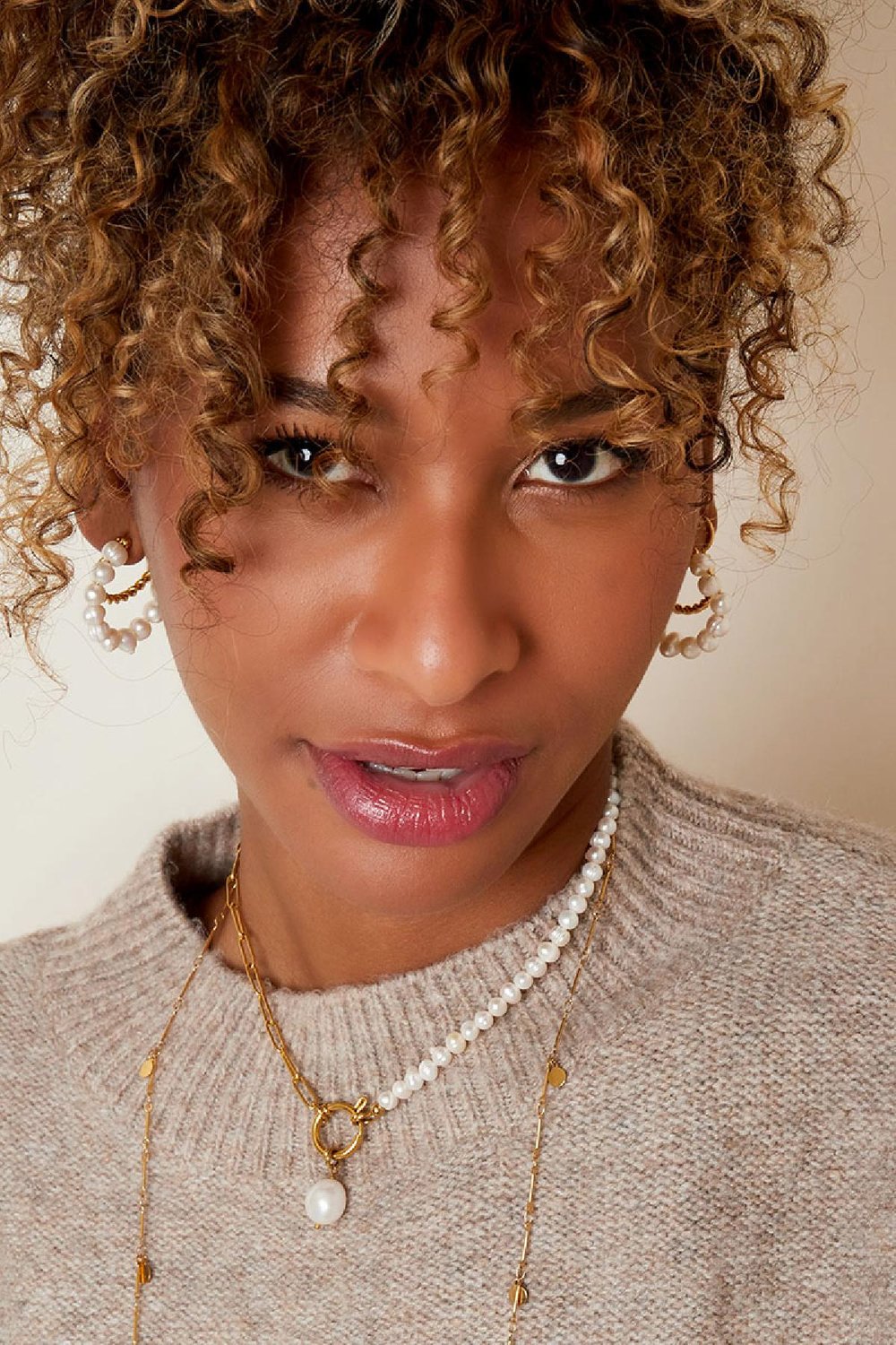 Necklace pearly side