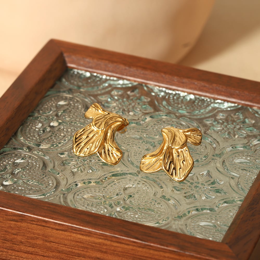1 pair of exquisite and fashionable  gold-plated stainless steel geometric texture flower earrings for women's daily wear 
