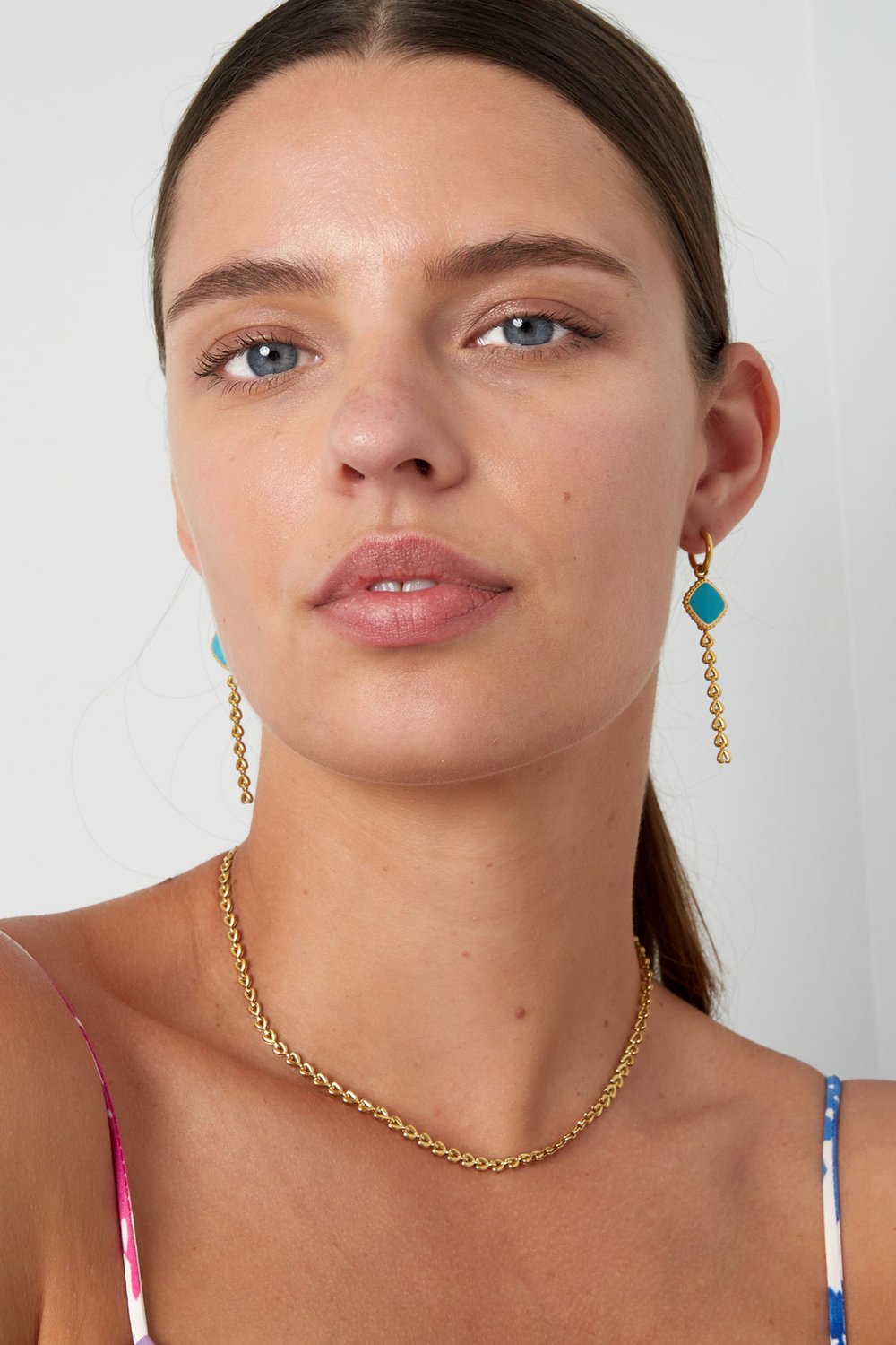 Mit einer Kette verbundene Herzen – Goldfarbe - Goldfarbefarbe Bild3