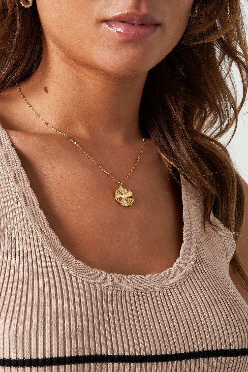ball necklace with simple flower Picture3