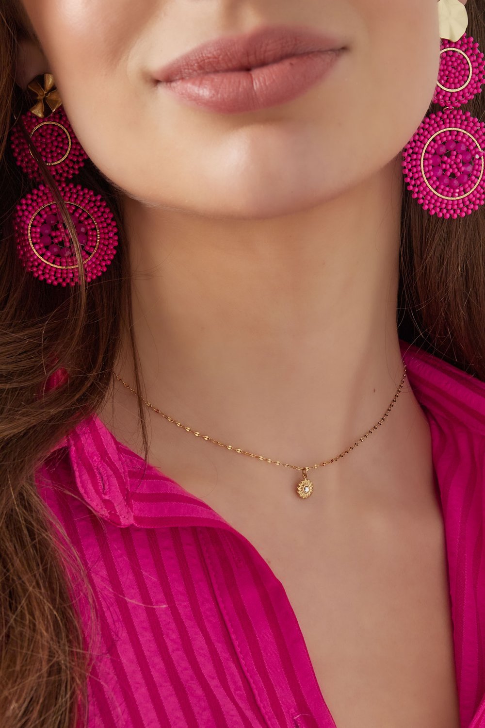 collar retorcido con dije de flor Imagen3