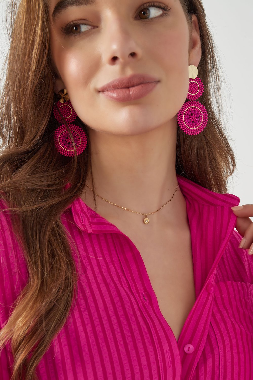 collar retorcido con dije de flor Imagen4