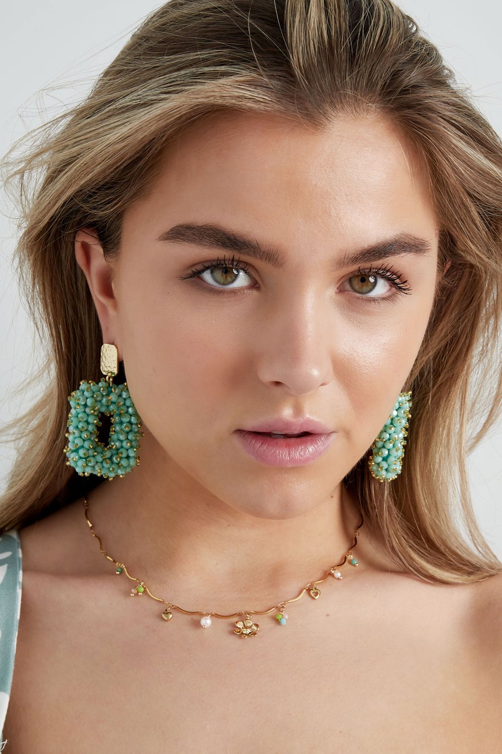 Halskette mit Sommerblumen-Anhänger – Goldfarbe - Goldfarbefarbe Bild2