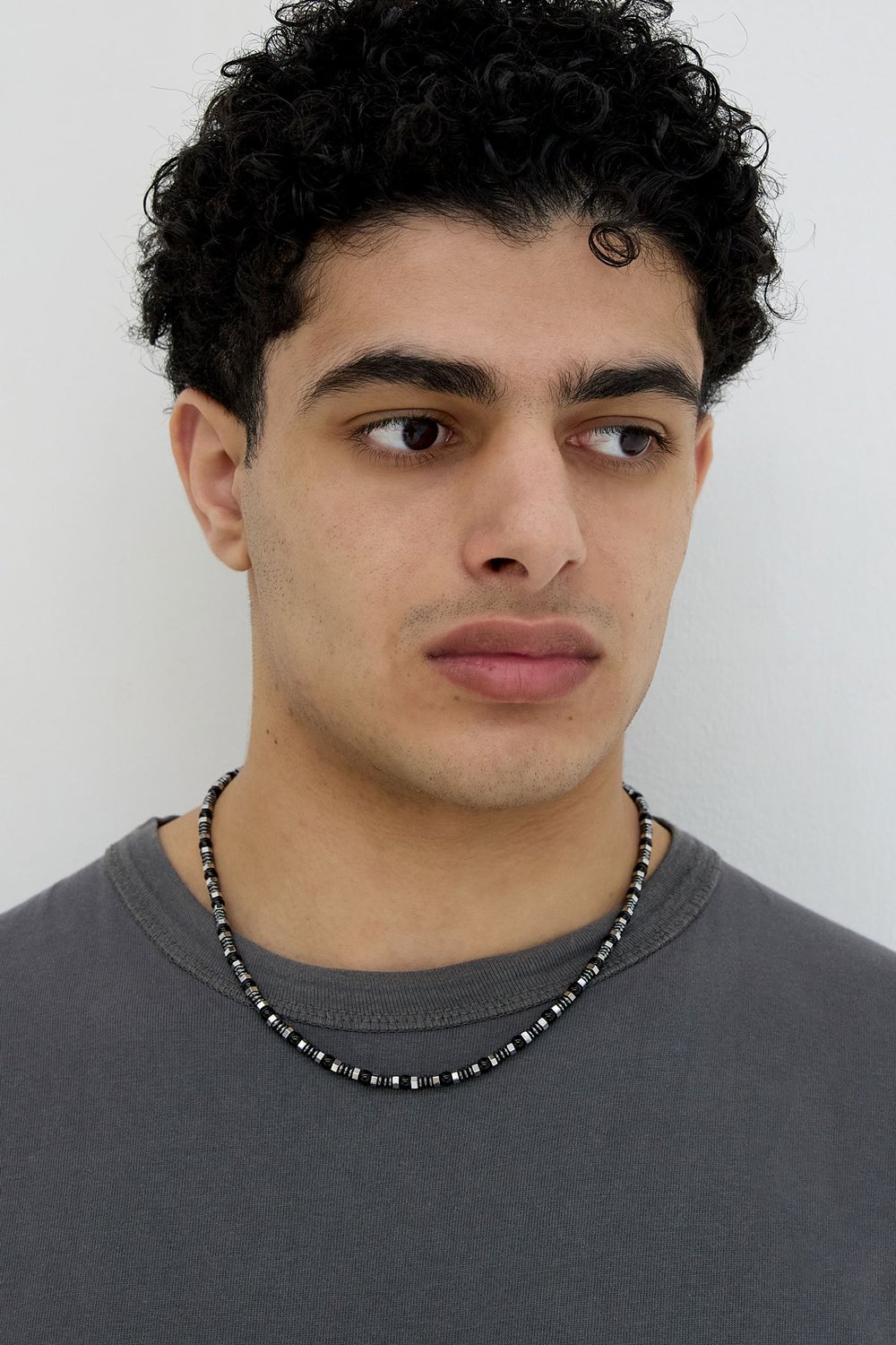 Herrenkette mit Charms und Perlen - schwarz/silber  Bild3