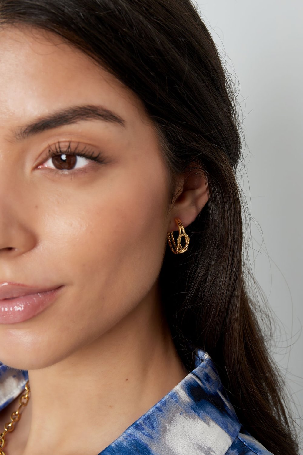 Ohrringe mit dezentem Muster – Goldfarbe - Goldfarbefarbe h5Bild3