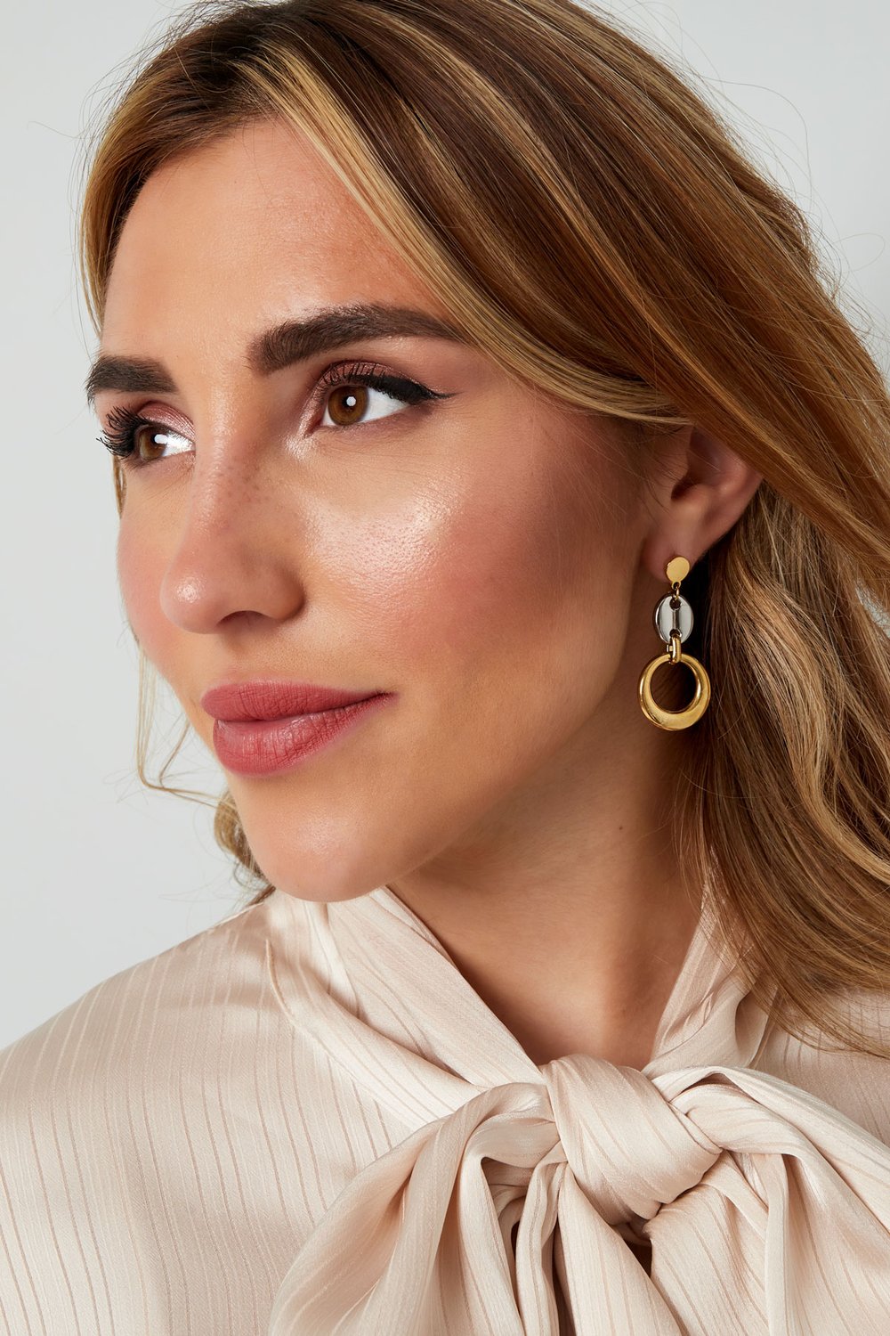 earrings link with button detail h5Picture2
