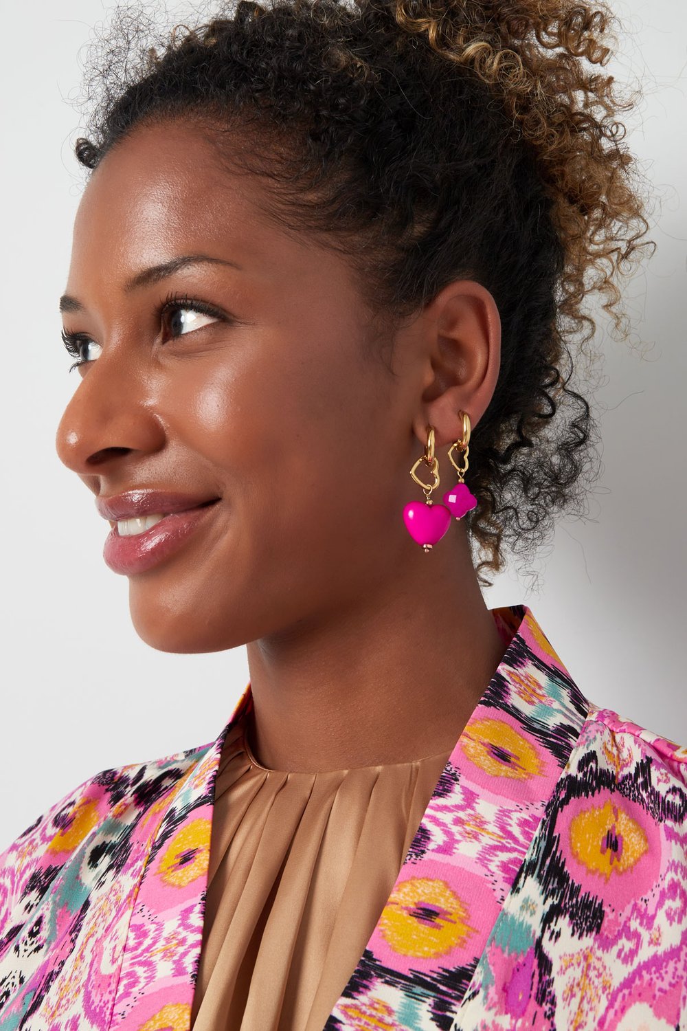 Orecchini charm cuore con trifoglio - Colore oro/blu h5Immagine2