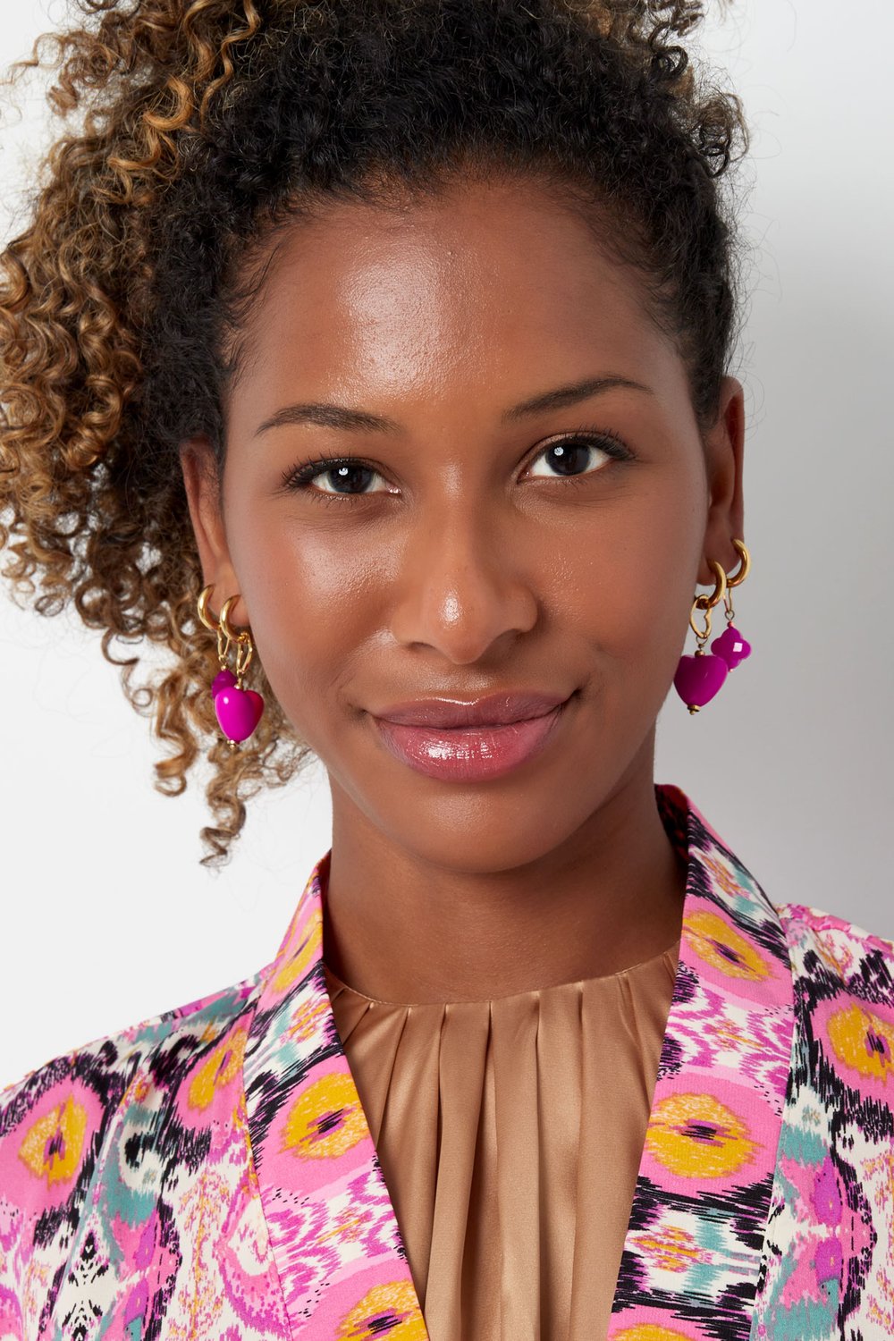 Orecchini charm cuore con trifoglio - Colore oro/blu h5Immagine4