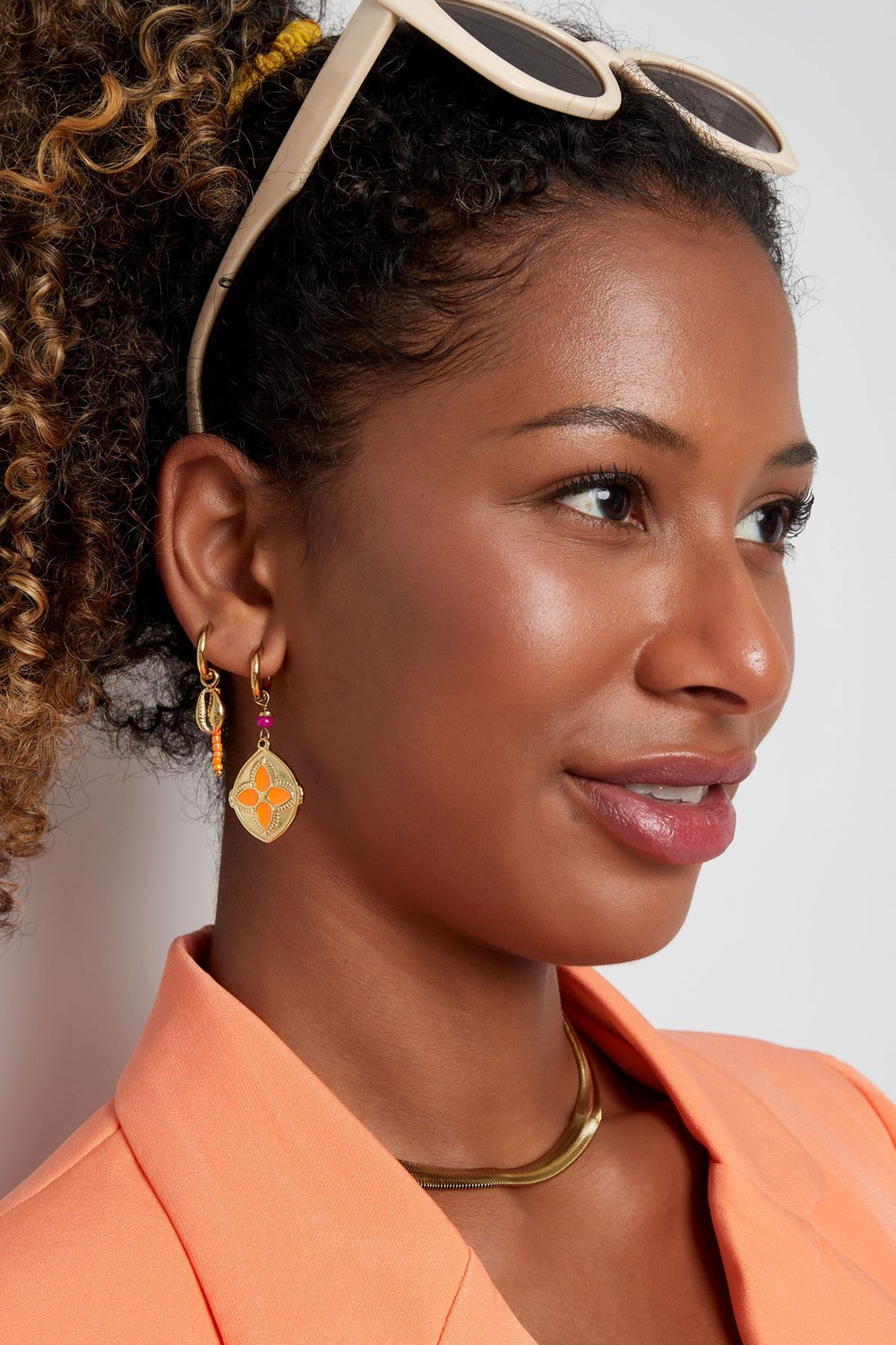 Ohrringe mit bunter Münze – Goldfarbe/Multi h5Bild4