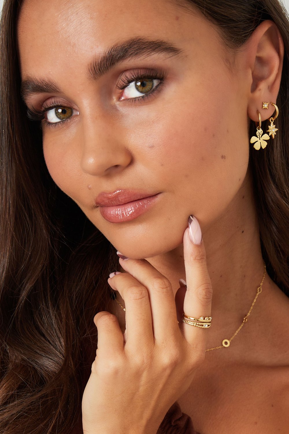 Ohrringe mit Blumenanhänger – Goldfarbe - Goldfarbefarbe h5Bild2