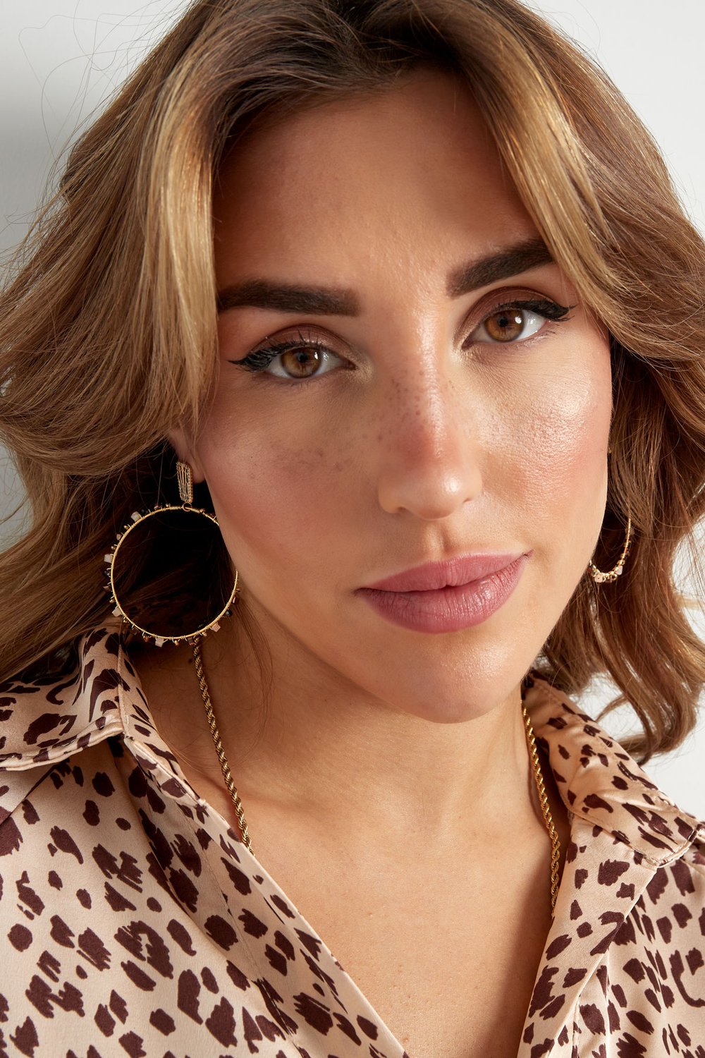 Round earrings with beads - Gold color/blue h5Picture2