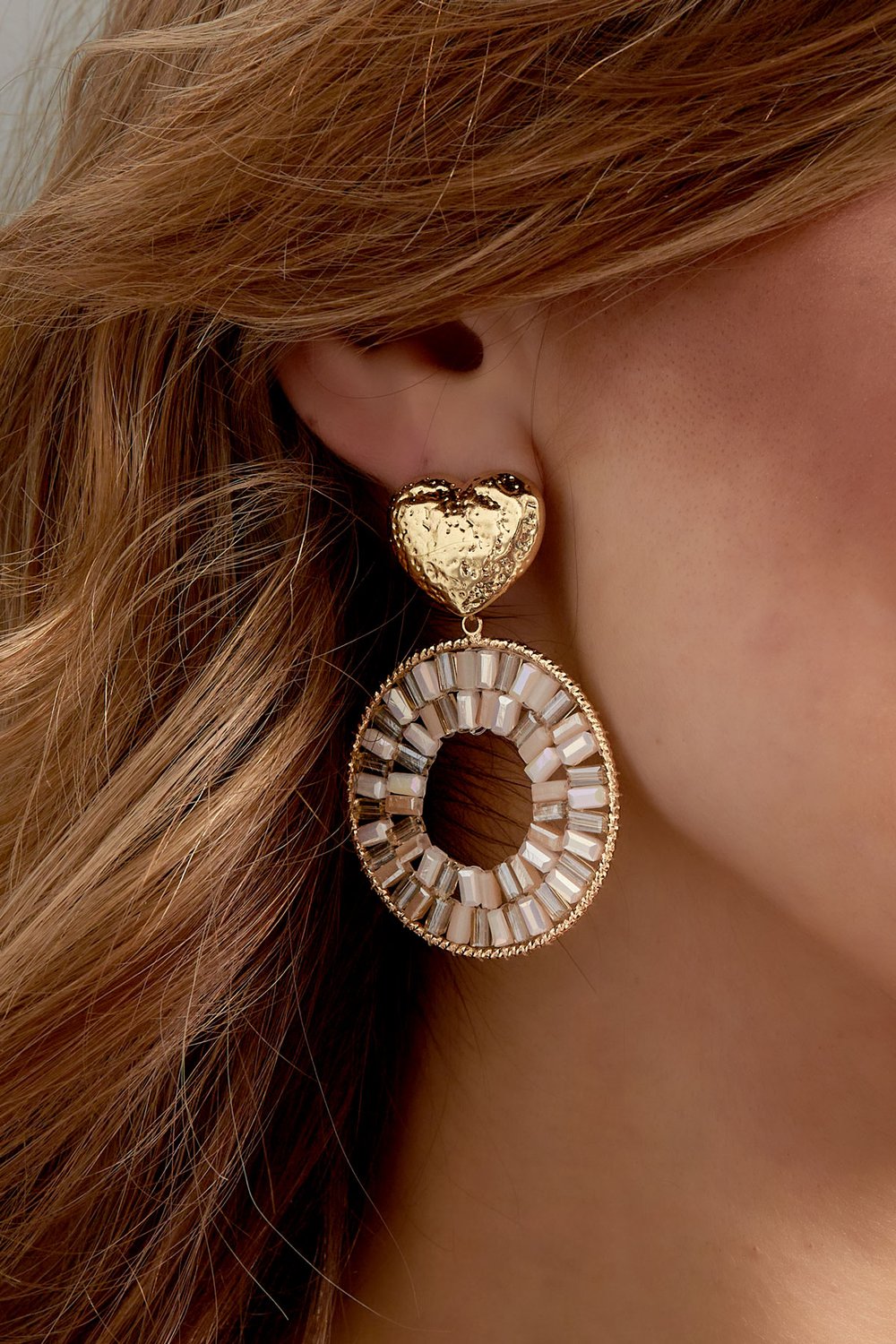 Round statement earrings with heart detail Picture3