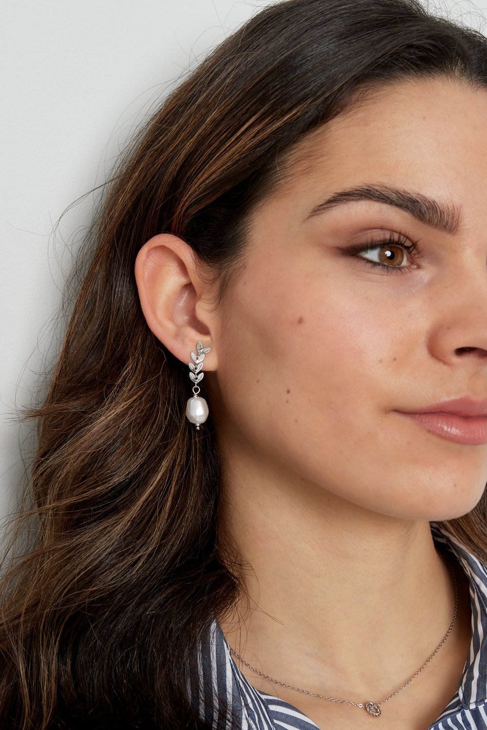 earrings with leaves and pearl h5Picture4
