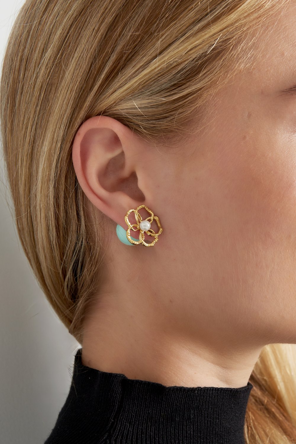 Flower earrings colored back h5Picture2