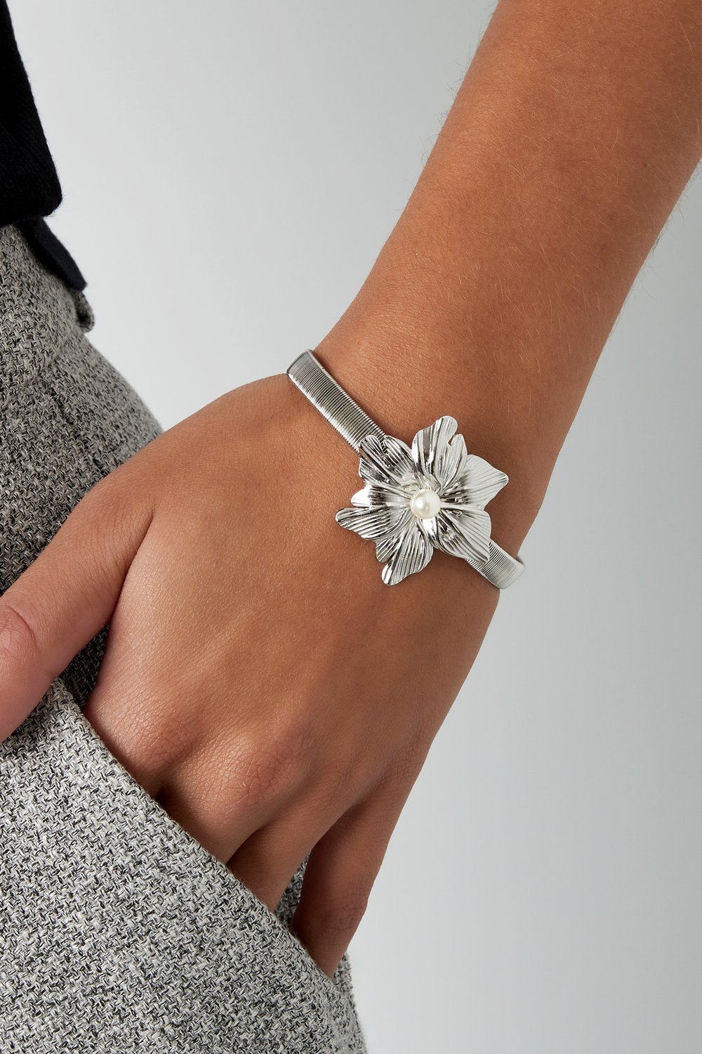 Armreif „Blooming Flower“ – Goldfarbe - Goldfarbefarbe Bild3