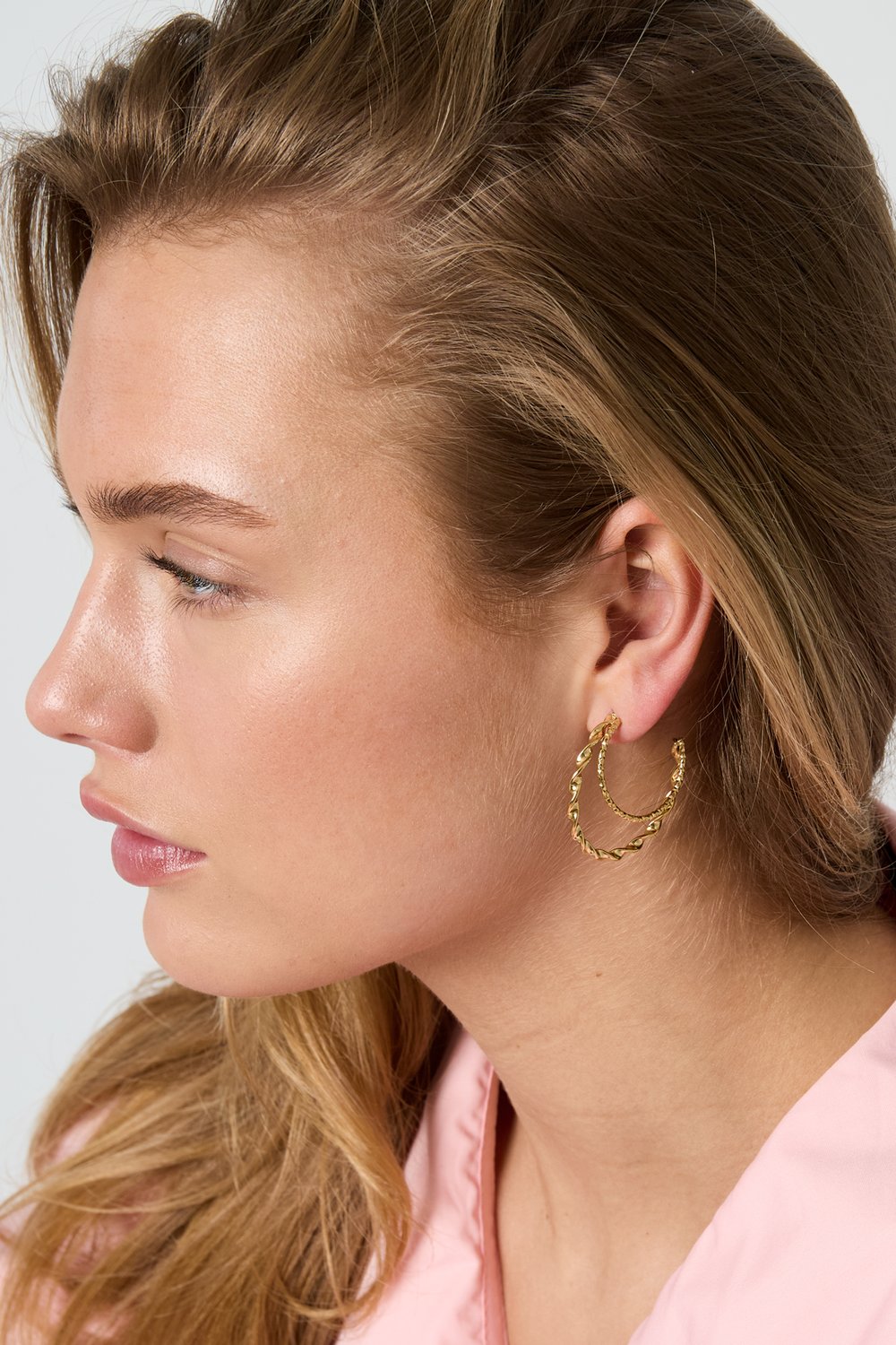 Double hoop earrings with twisted effect Picture4