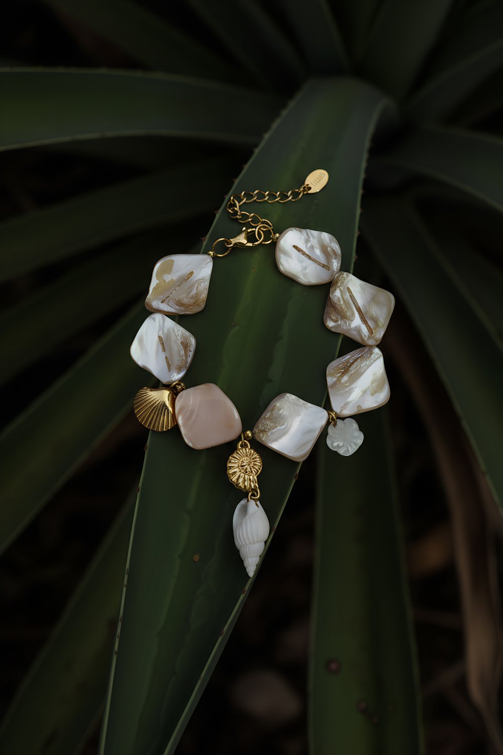 Bracelet with shells and sea charms beige Picture2