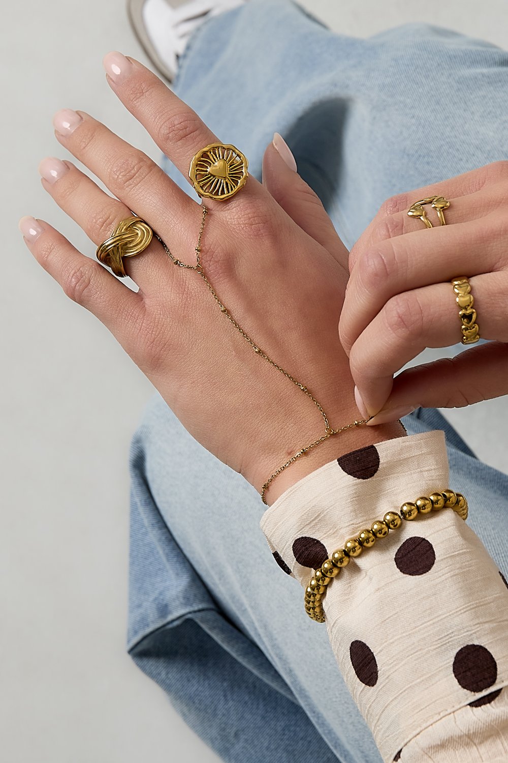 Handkette mit Perlenverzierungen Bild2