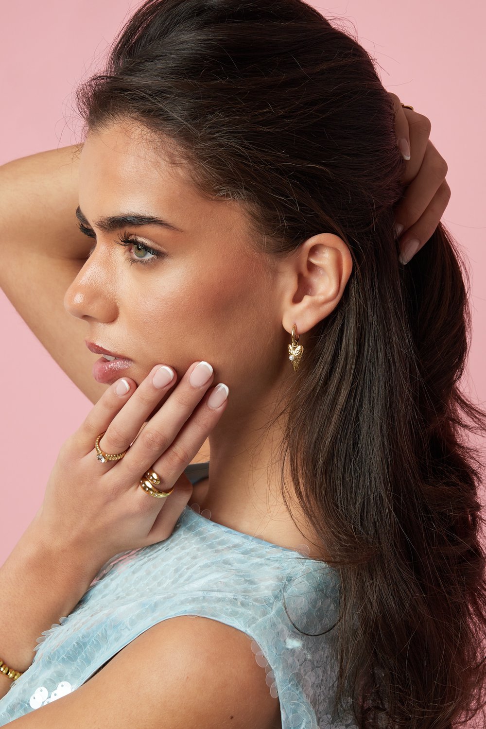 Petites boucles d'oreilles avec un long pendentif en forme de cœur orné d'une perle h5Image2