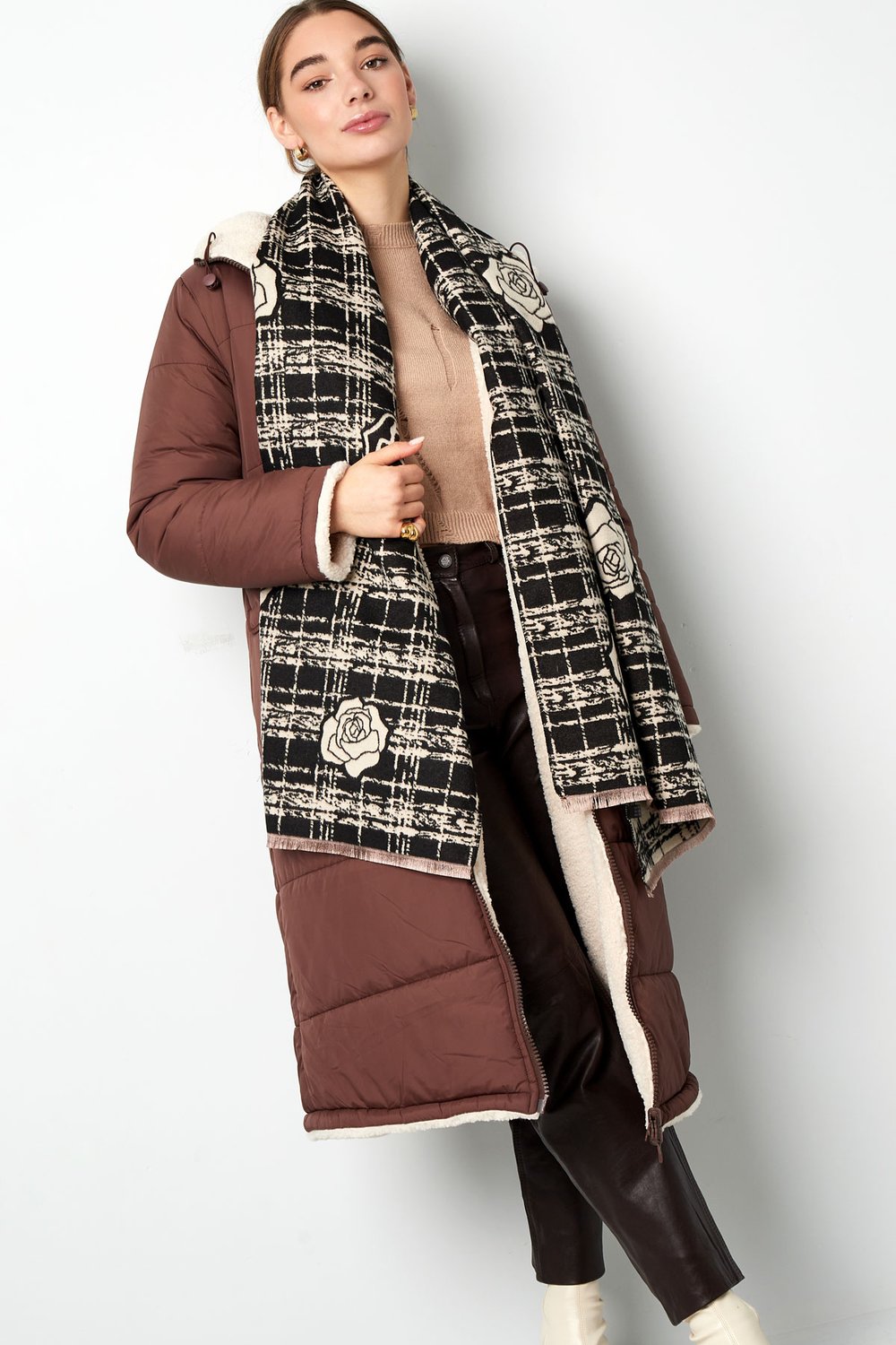 Winter scarf with rose detail Picture2