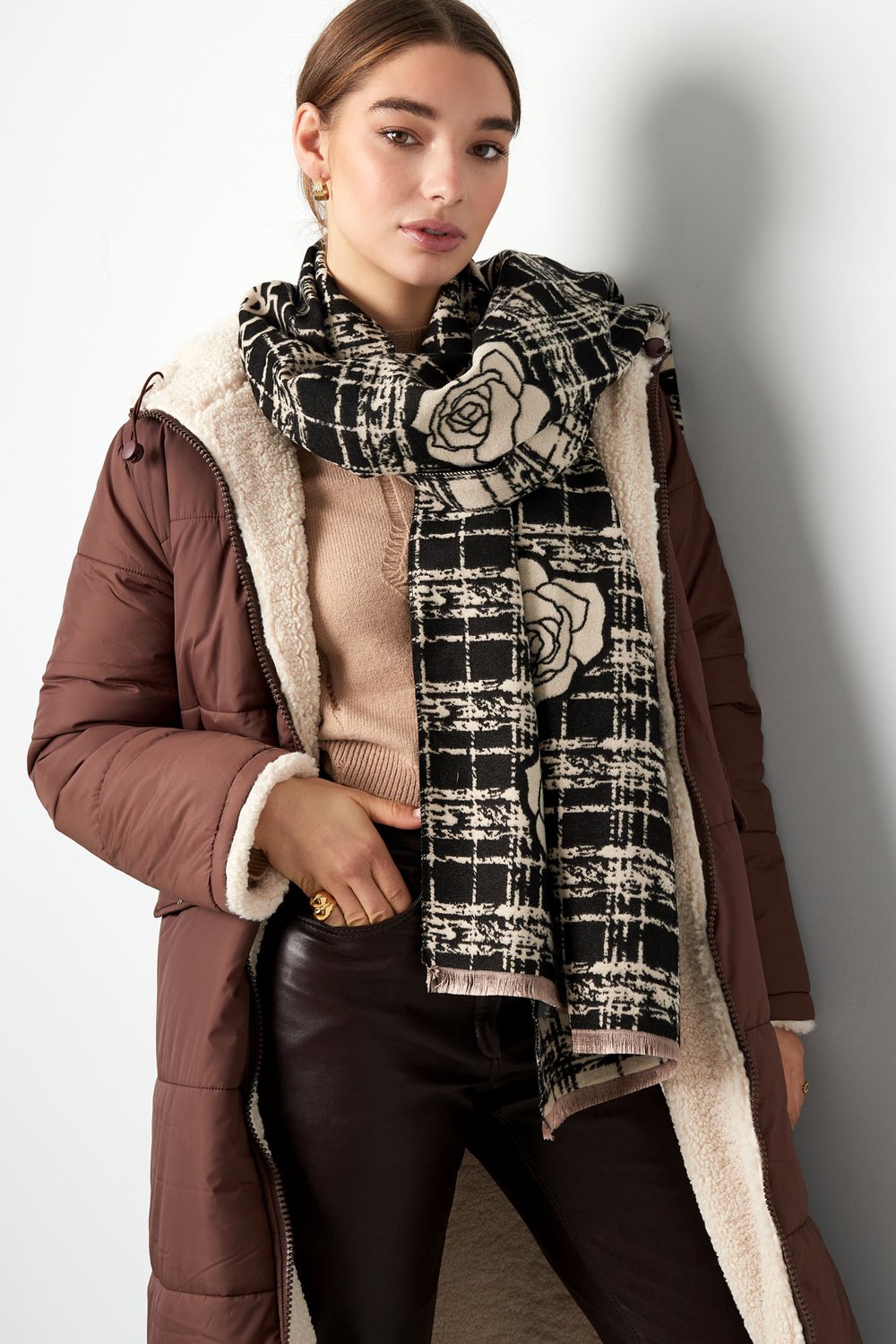 Winter scarf with rose detail Picture3