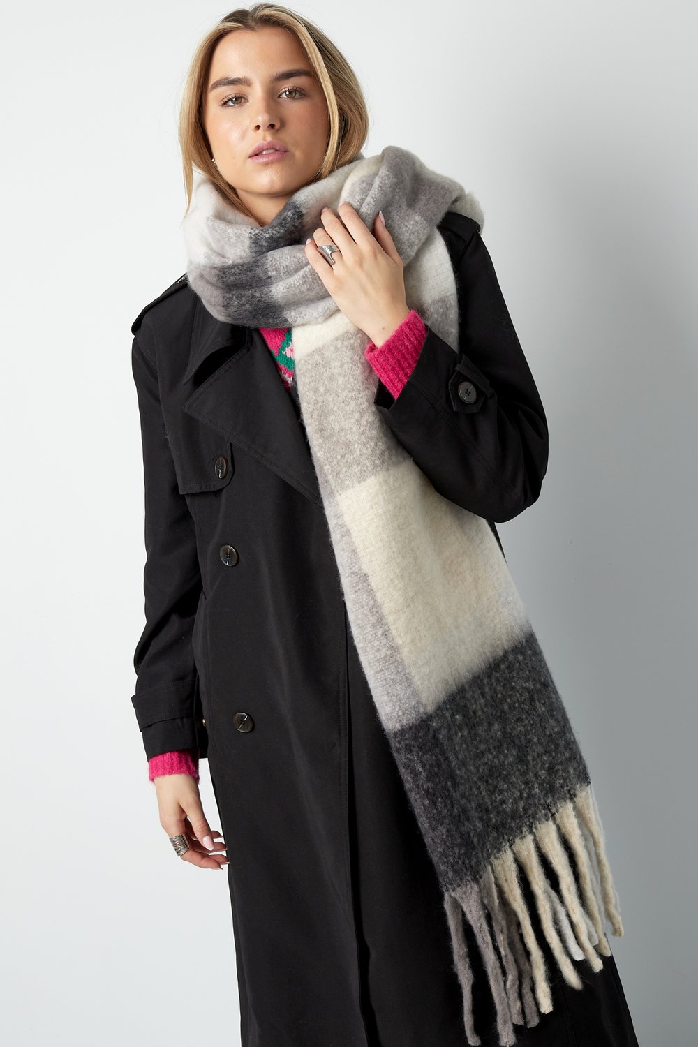 Elegant Embrace scarf Picture2