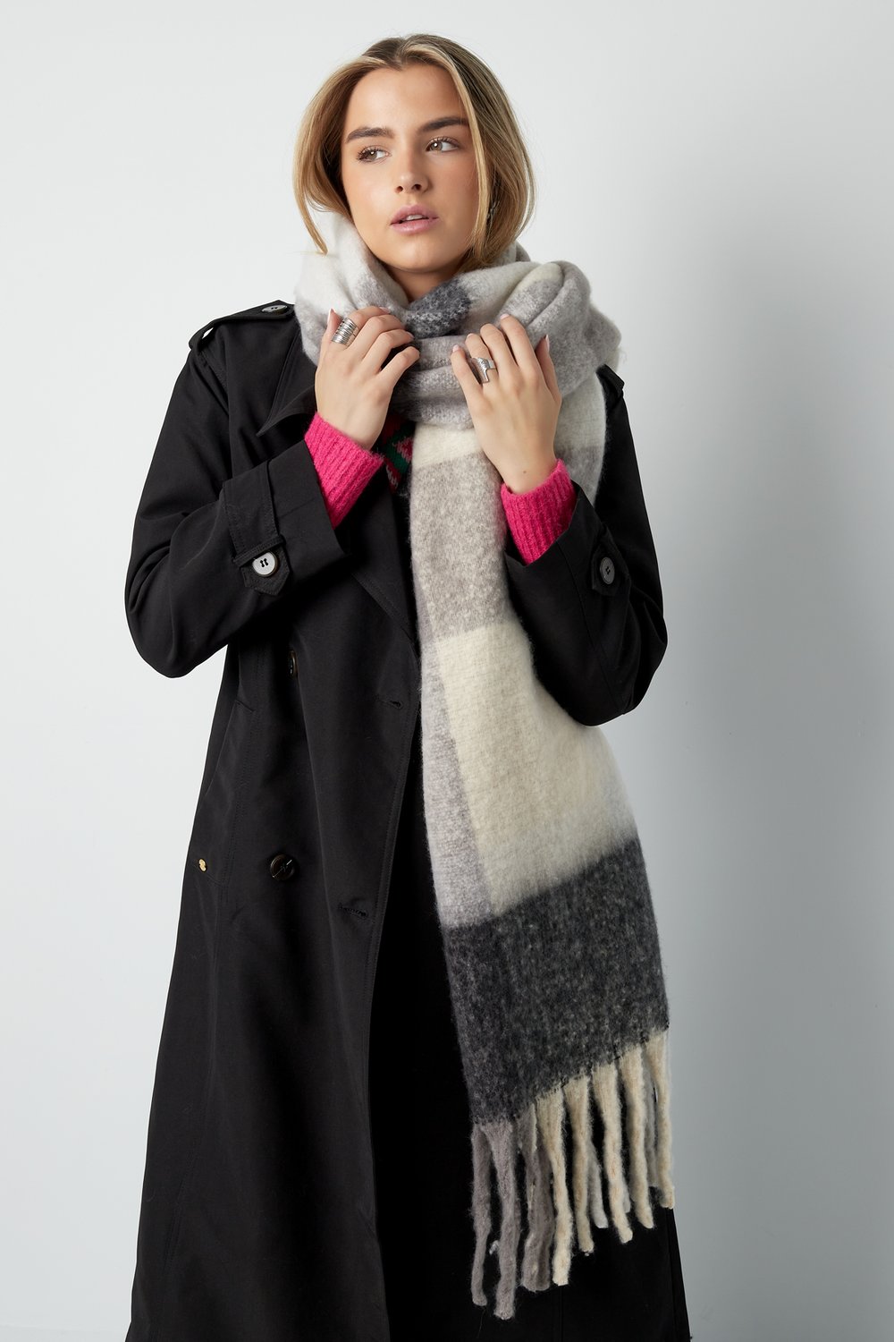 Elegant Embrace scarf Picture4