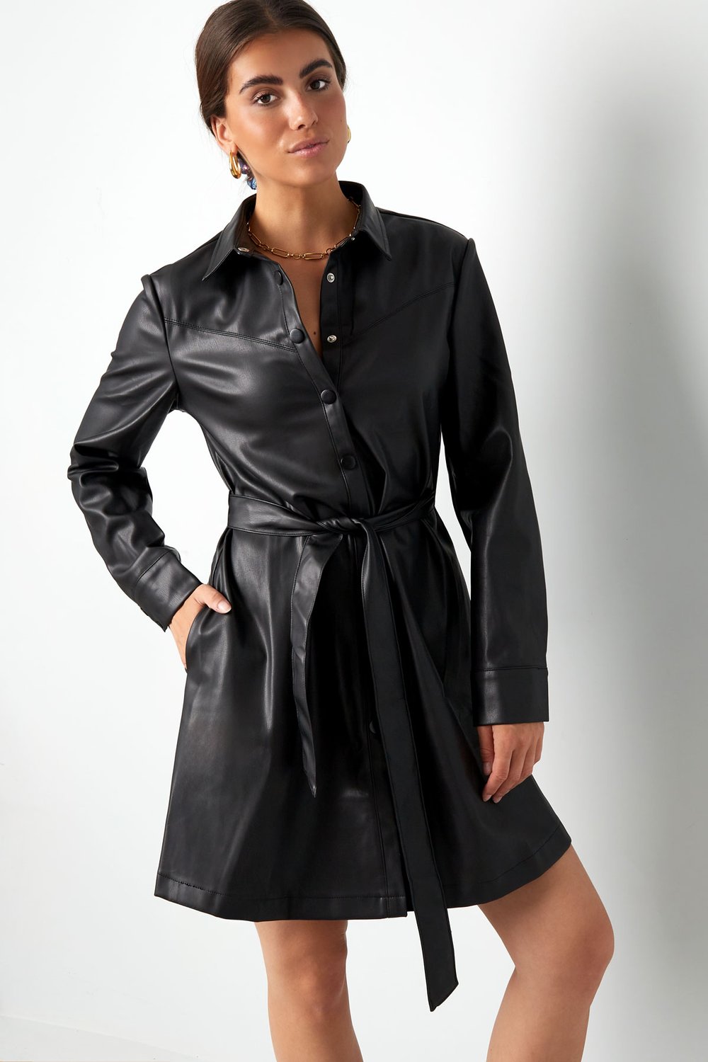 PU-Lederkleid mit Gürtel – Schwarz Bild2