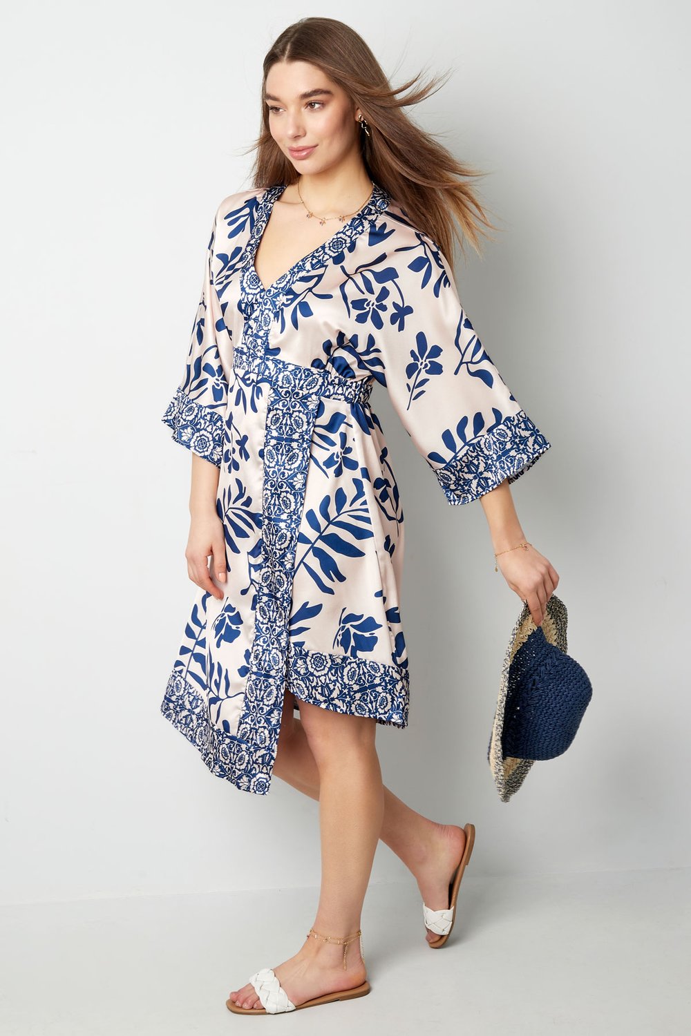 Midi dress with floral print Picture4