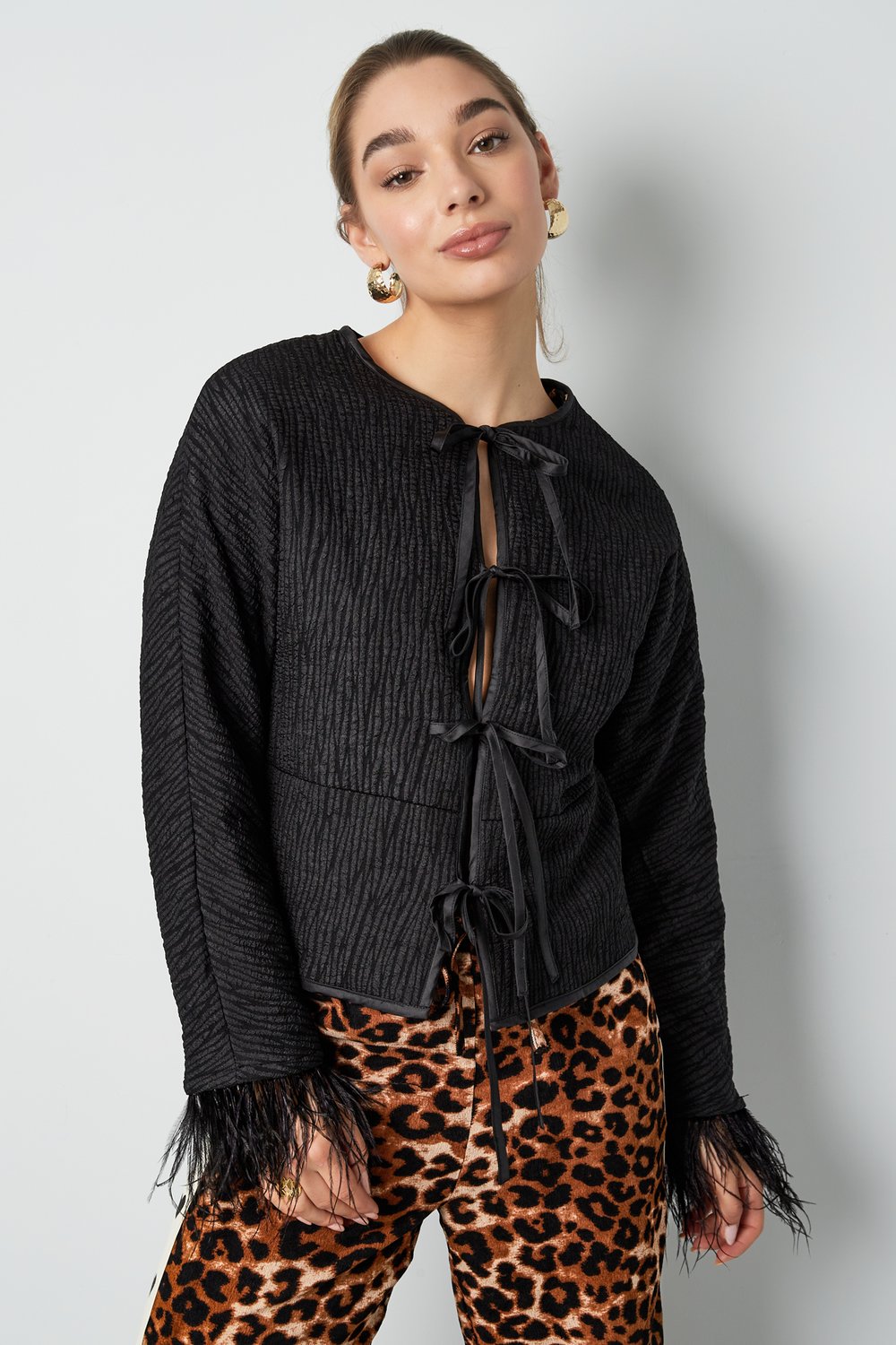 Federjacke mit schwarzem Panther-Print Bild3