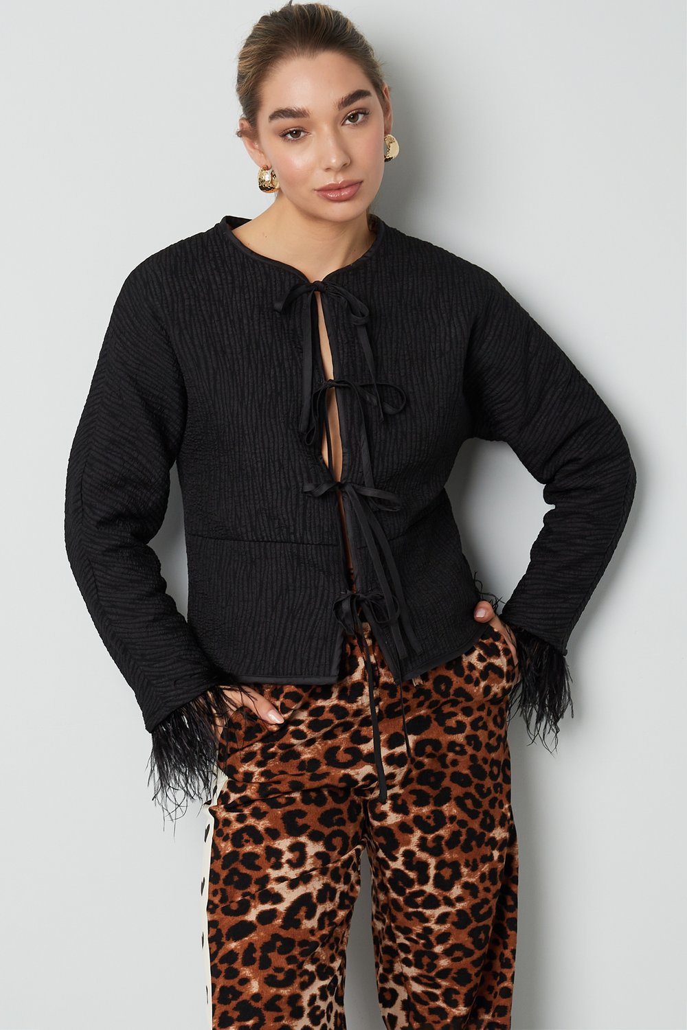 Federjacke mit schwarzem Panther-Print Bild5