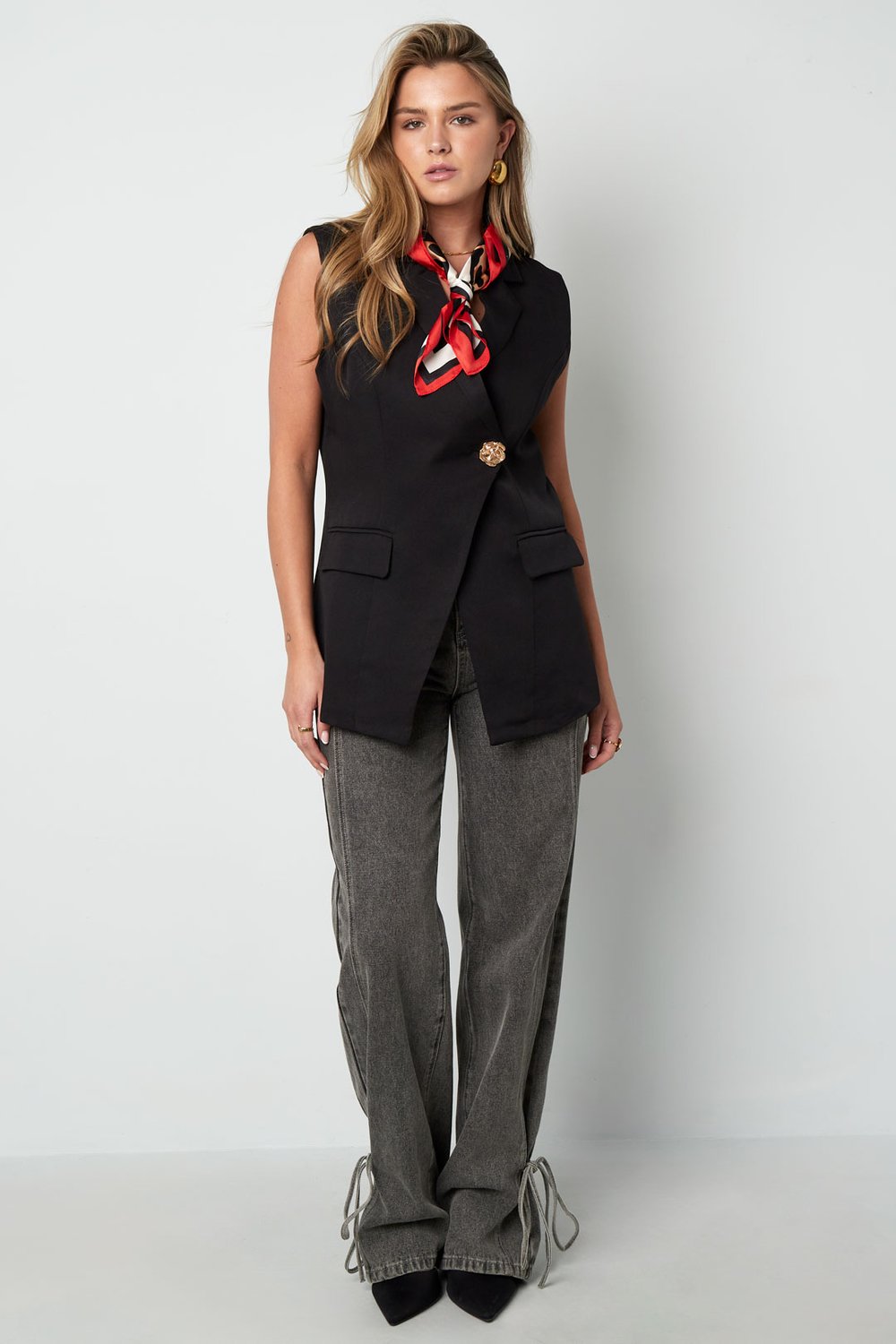 The Sleeveless Blazer Picture9