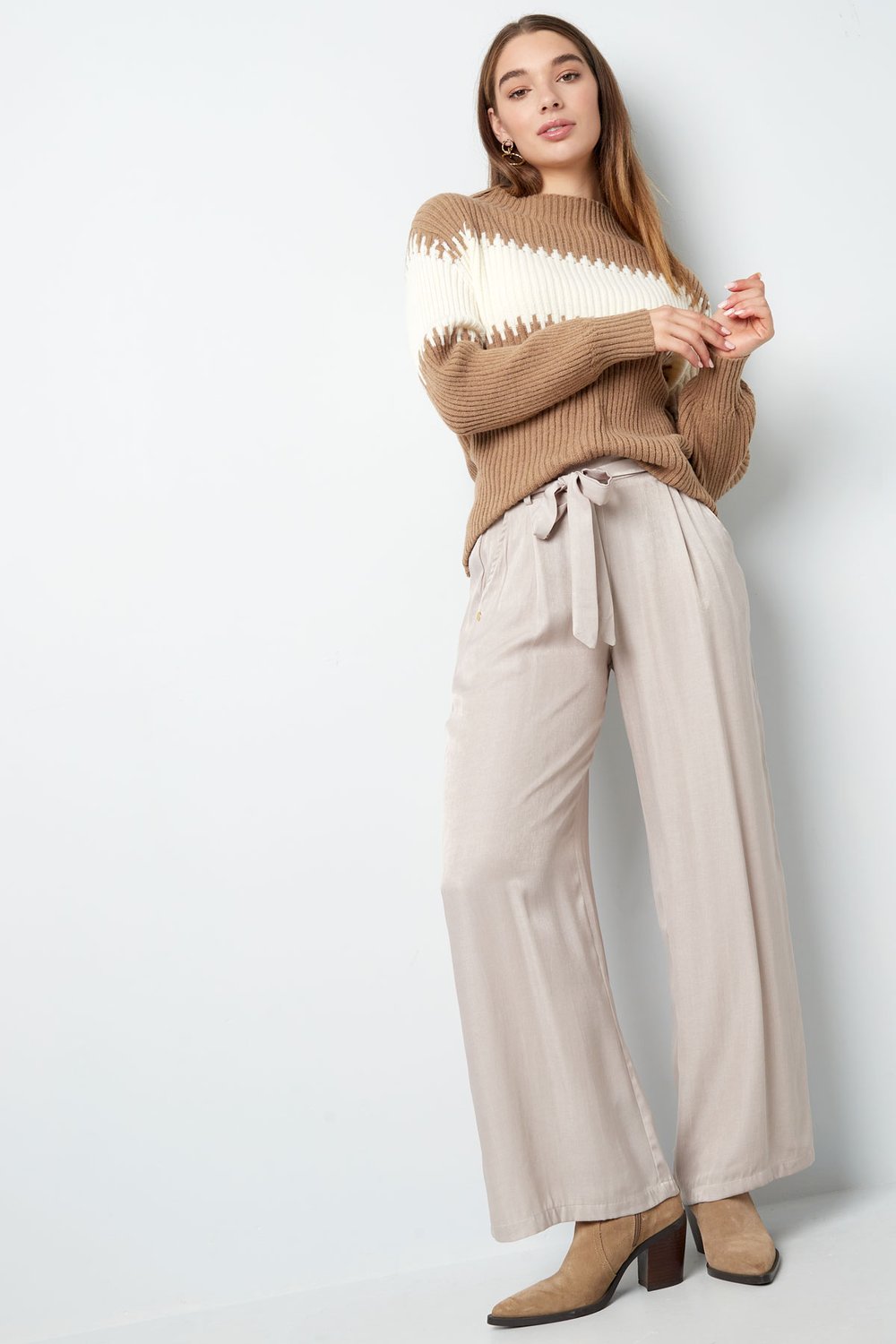 Gestrickter Pullover mit großen Streifen – grau Bild8