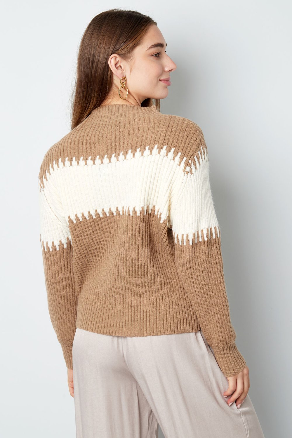 Gestrickter Pullover mit großen Streifen – grau Bild11