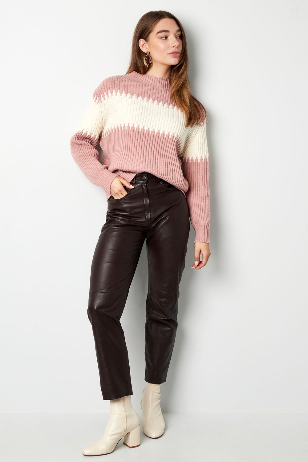 Gestrickter Pullover mit großen Streifen – grau Bild10