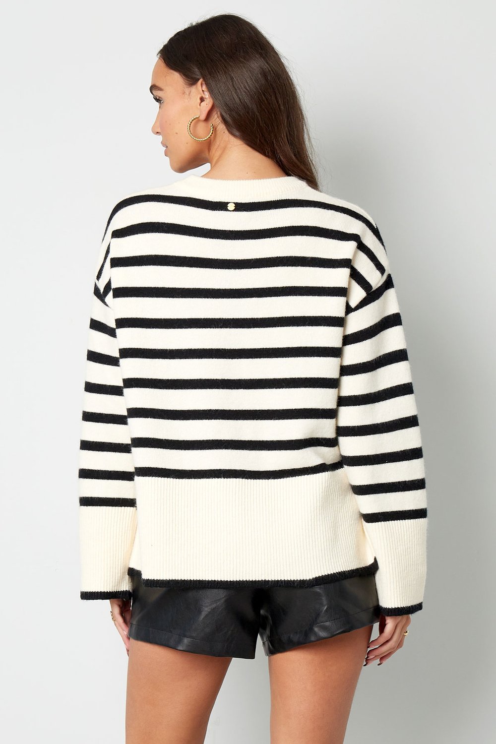 Breiter Strickpullover mit Streifen und ausgestellten Ärmeln – schwarz Bild14