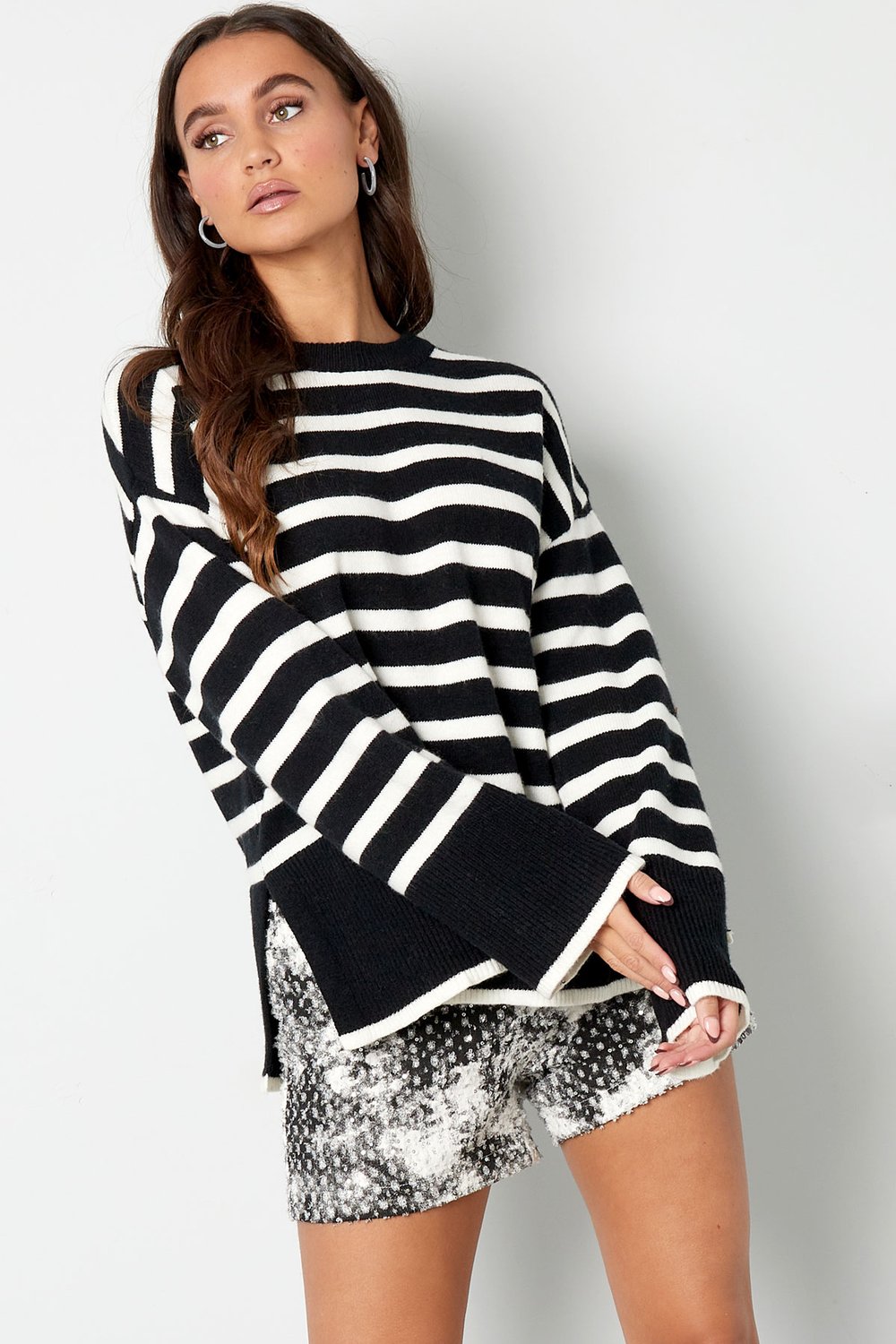Breiter Strickpullover mit Streifen und ausgestellten Ärmeln – schwarz Bild13