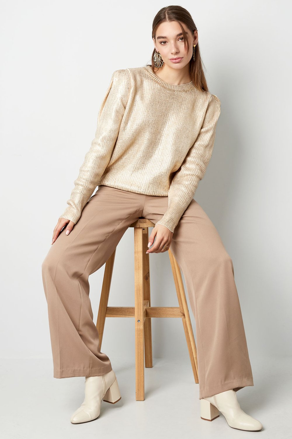 Gestrickter Stadtpullover in Metallic-Optik – Schwarzgold Bild3