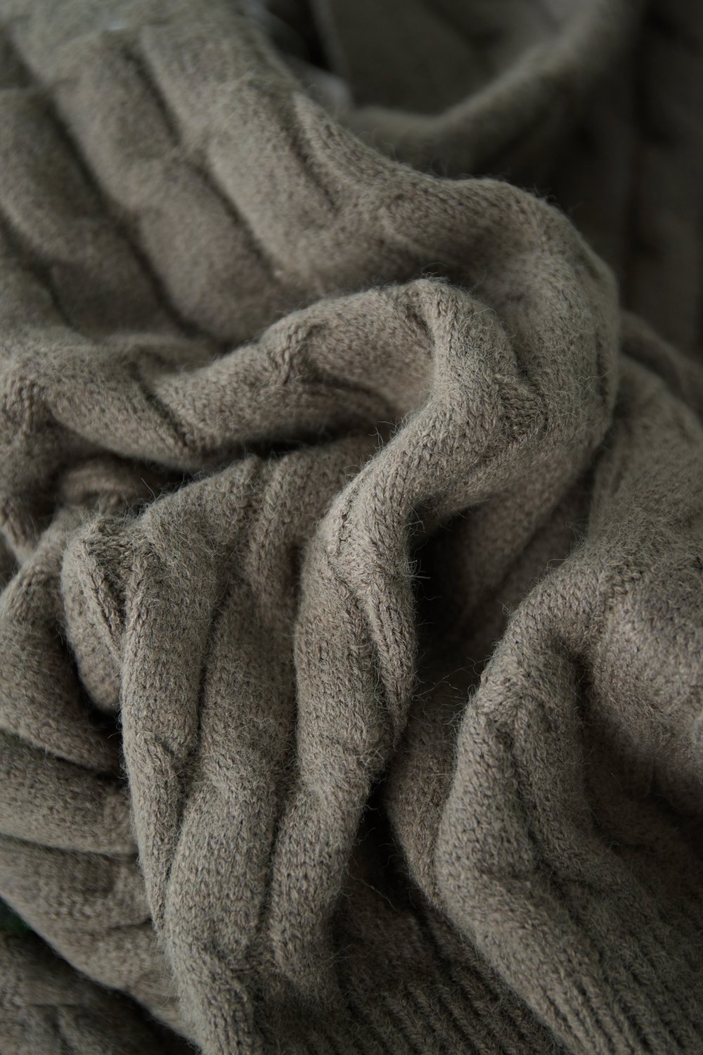 Comodo maglione lavorato a trecce Immagine9